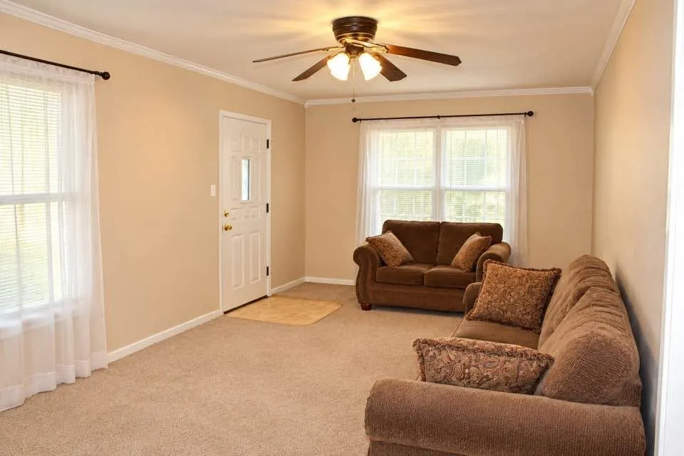 Single Family Residence For Sale in Johnson County , 611 Rose Avenue, Cleburne, Texas 76033, 2 Bedroom, 1 Bathroom, 1 Garage spaces, 840 Sqft, built in 1960, mls#21406445, Real Estate Agent in Cleburne, Homes For Sale in Johnson county, Homes For Sale in Cleburne, Realtor in Cleburne Texas, Real Estate Brokerage Independent Realty Texas, Luminita Cordes Realtor