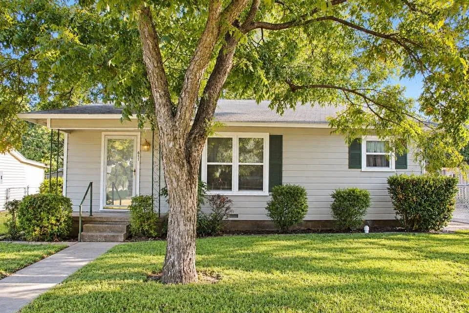 Single Family Residence For Sale in Johnson County , 611 Rose Avenue, Cleburne, Texas 76033, 2 Bedroom, 1 Bathroom, 1 Garage spaces, 840 Sqft, built in 1960, mls#21406445, Real Estate Agent in Cleburne, Homes For Sale in Johnson county, Homes For Sale in Cleburne, Realtor in Cleburne Texas, Real Estate Brokerage Independent Realty Texas, Luminita Cordes Realtor