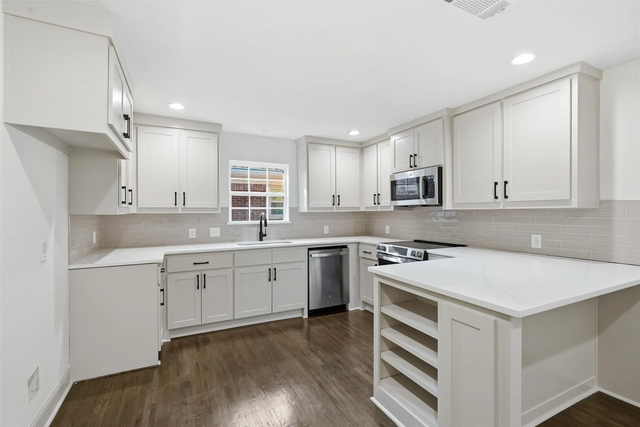Single Family Residence For Sale in Tarrant County , 5432 Volder Drive, Fort Worth, Texas 76114, 3 Bedroom, 2 Bathroom, 1 Garage spaces, 1,790 Sqft, built in 1955, mls#21399886, Real Estate Agent in Fort Worth, Homes For Sale in Tarrant county, Homes For Sale in Fort Worth, Realtor in Fort Worth Texas, Real Estate Brokerage Independent Realty Texas, Luminita Cordes Realtor