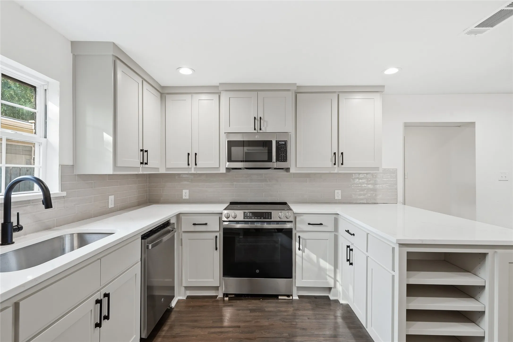 Single Family Residence For Sale in Tarrant County , 5432 Volder Drive, Fort Worth, Texas 76114, 3 Bedroom, 2 Bathroom, 1 Garage spaces, 1,790 Sqft, built in 1955, mls#21399886, Real Estate Agent in Fort Worth, Homes For Sale in Tarrant county, Homes For Sale in Fort Worth, Realtor in Fort Worth Texas, Real Estate Brokerage Independent Realty Texas, Luminita Cordes Realtor