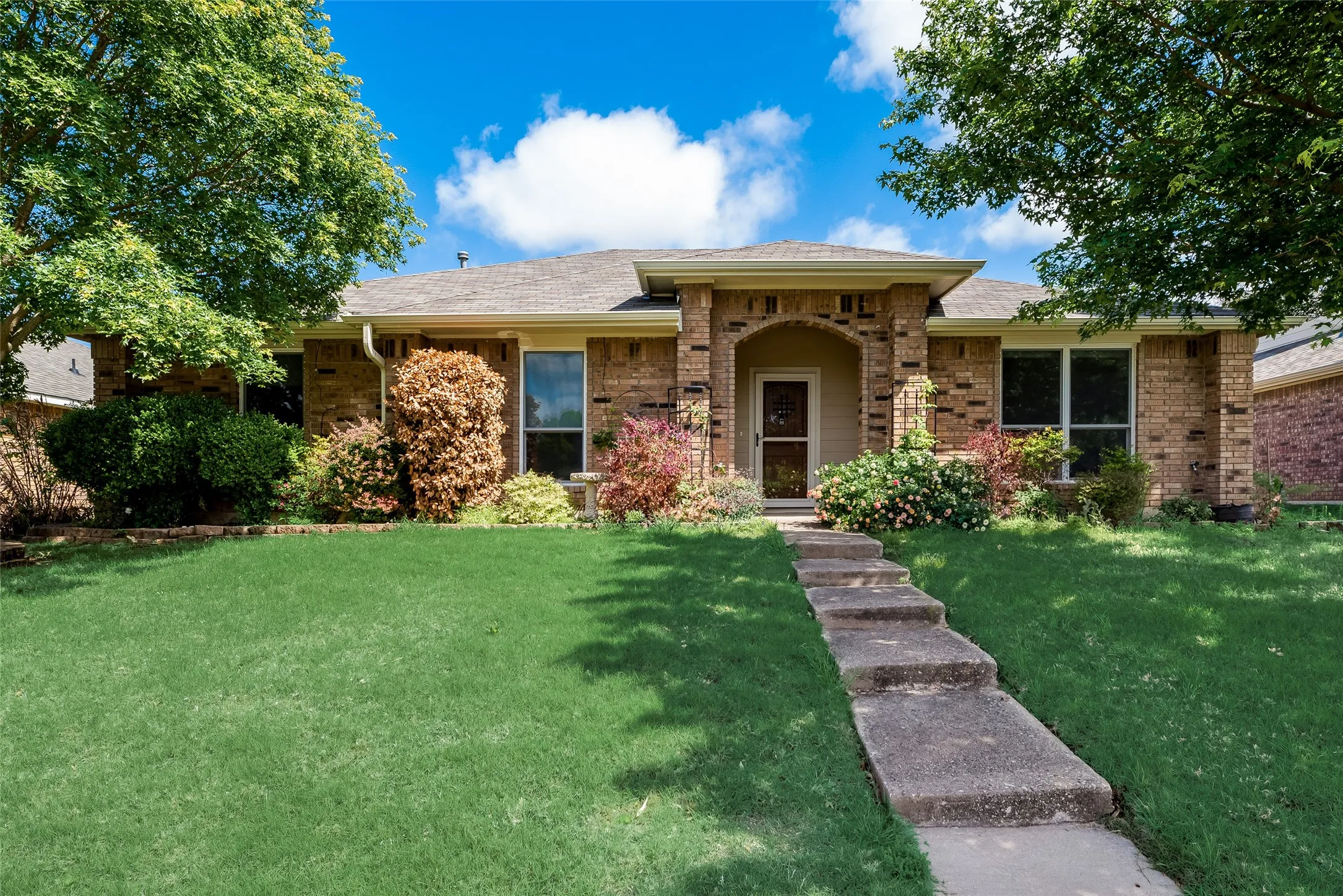 Single Family Residence For Rent in Denton County , 1307 E Branch Hollow Drive, Carrollton, Texas 75007, 4 Bedroom, 2 Bathroom, 2 Garage spaces, 2,088 Sqft, built in 1986, mls#21408103, Real Estate Agent in Carrollton, Homes For Rent in Denton county, Homes For Rent in Carrollton, Realtor in Carrollton Texas, Real Estate Brokerage Independent Realty Texas, Luminita Cordes Realtor