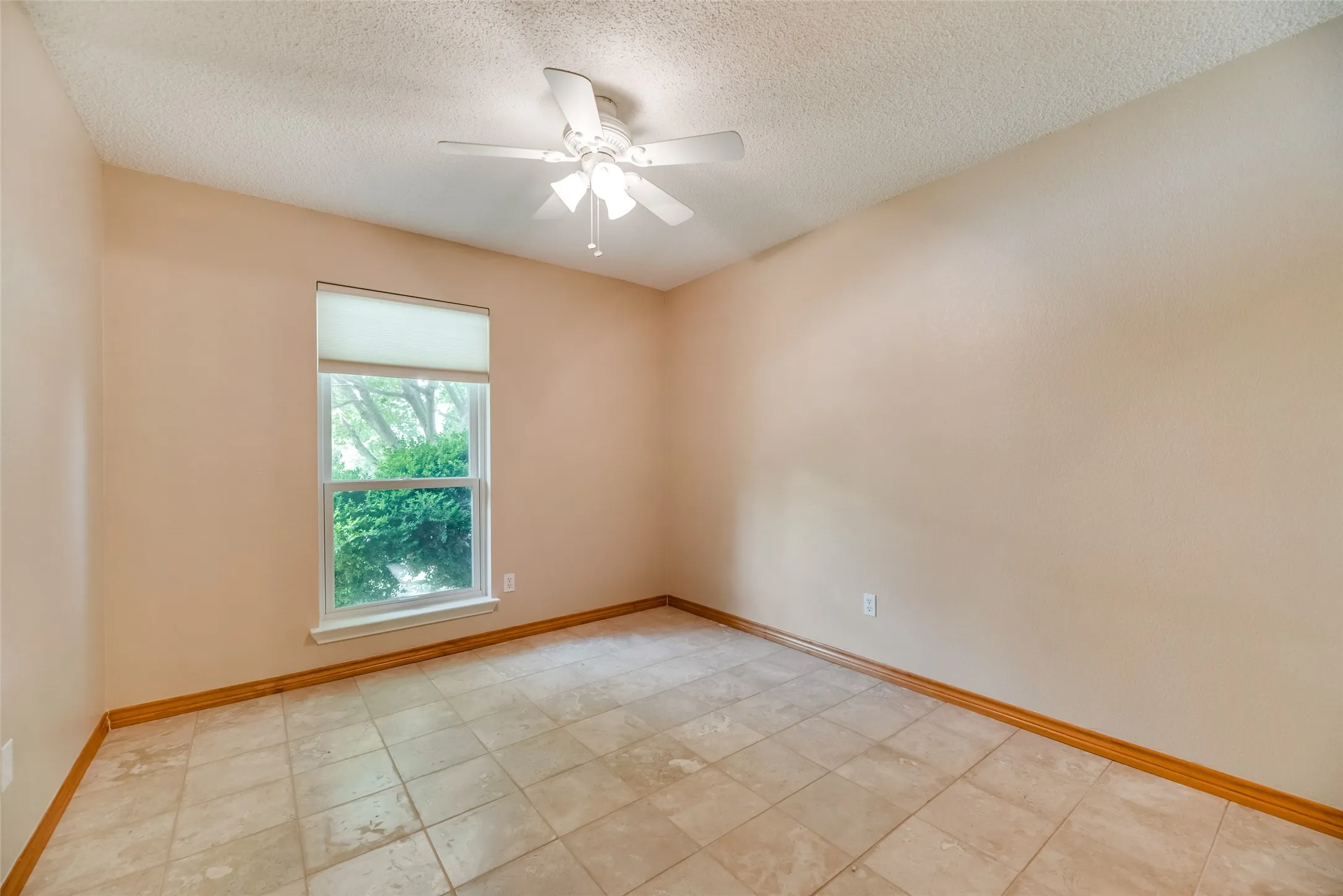 Single Family Residence For Rent in Denton County , 1307 E Branch Hollow Drive, Carrollton, Texas 75007, 4 Bedroom, 2 Bathroom, 2 Garage spaces, 2,088 Sqft, built in 1986, mls#21408103, Real Estate Agent in Carrollton, Homes For Rent in Denton county, Homes For Rent in Carrollton, Realtor in Carrollton Texas, Real Estate Brokerage Independent Realty Texas, Luminita Cordes Realtor