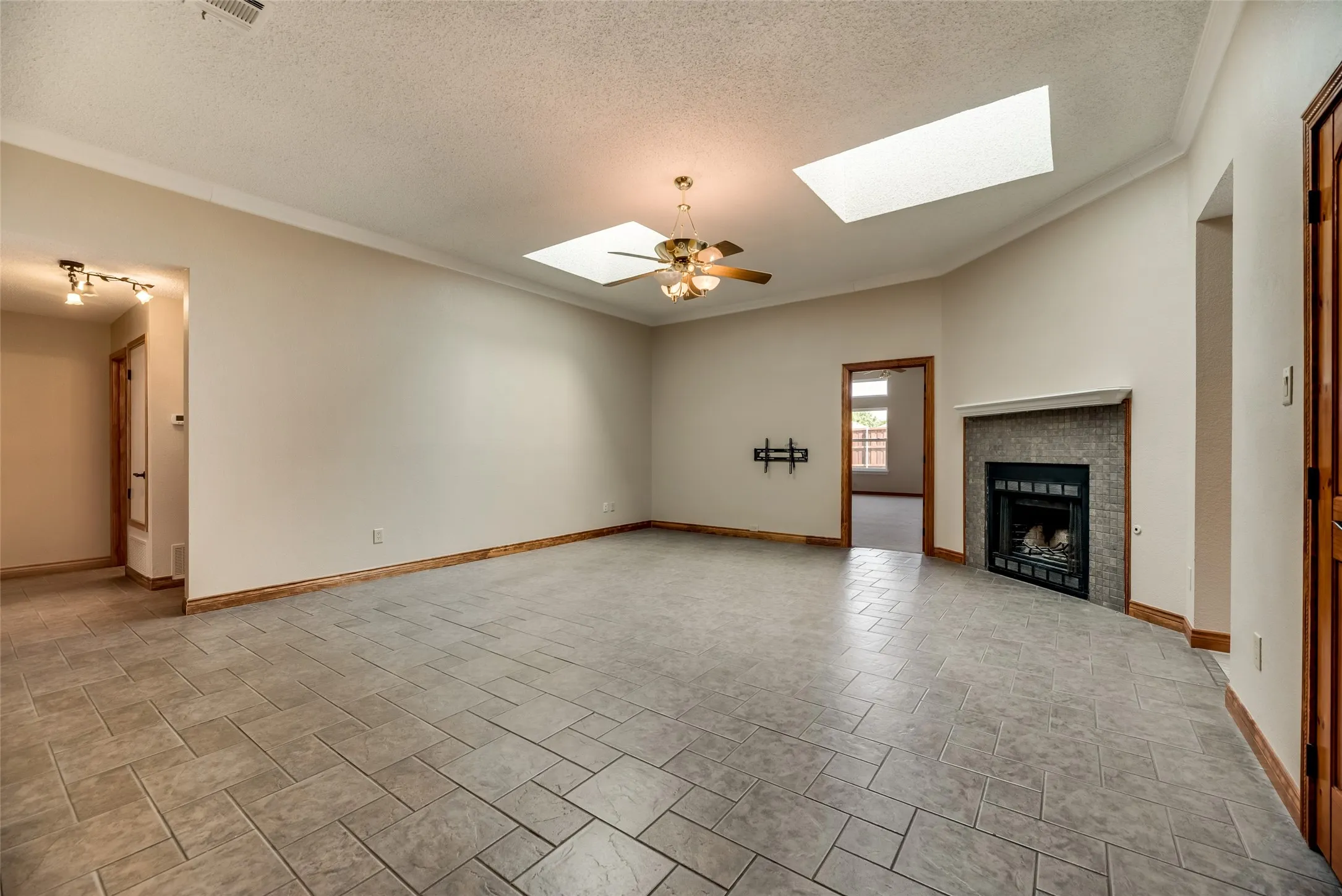 Single Family Residence For Rent in Denton County , 1307 E Branch Hollow Drive, Carrollton, Texas 75007, 4 Bedroom, 2 Bathroom, 2 Garage spaces, 2,088 Sqft, built in 1986, mls#21408103, Real Estate Agent in Carrollton, Homes For Rent in Denton county, Homes For Rent in Carrollton, Realtor in Carrollton Texas, Real Estate Brokerage Independent Realty Texas, Luminita Cordes Realtor