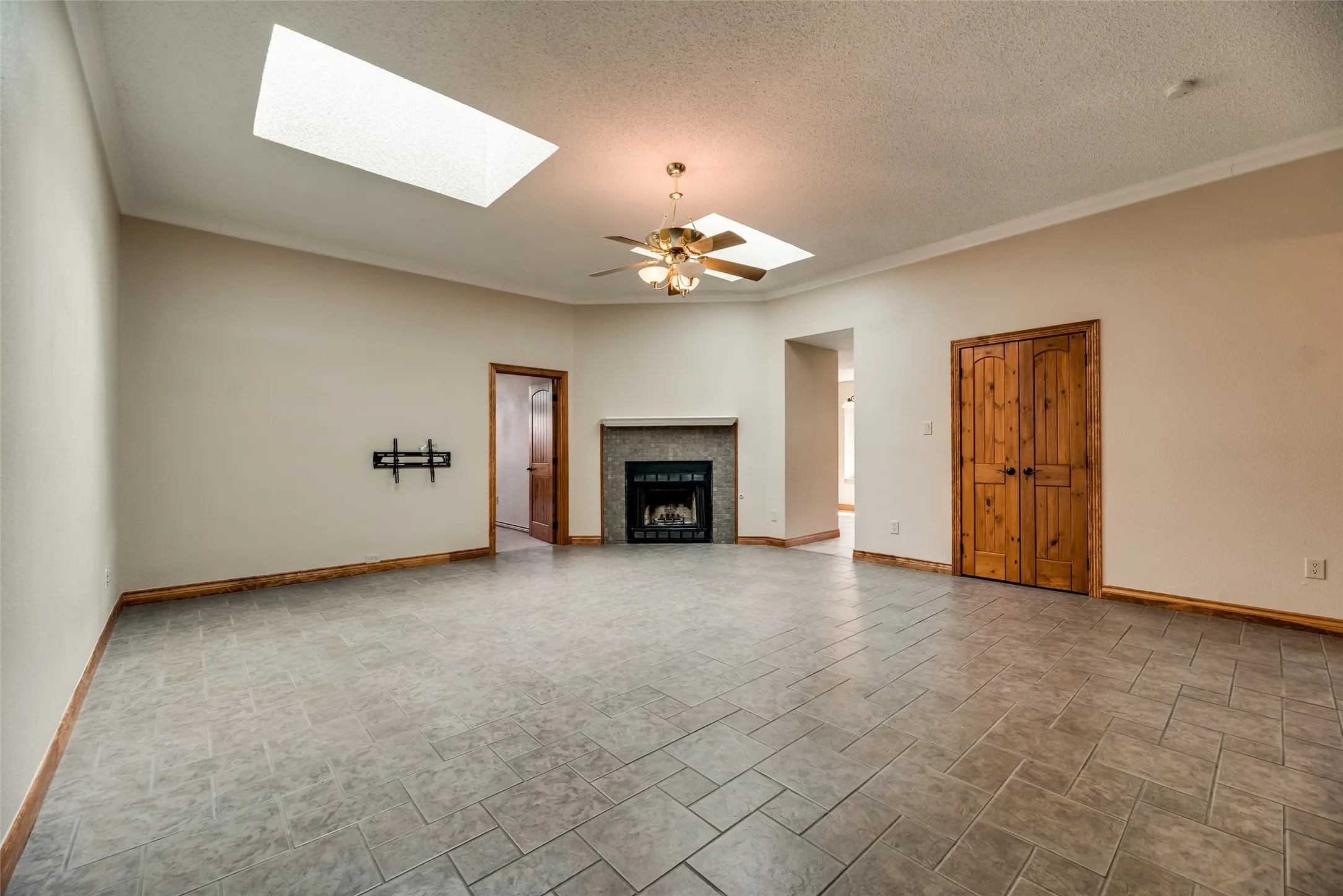 Single Family Residence For Rent in Denton County , 1307 E Branch Hollow Drive, Carrollton, Texas 75007, 4 Bedroom, 2 Bathroom, 2 Garage spaces, 2,088 Sqft, built in 1986, mls#21408103, Real Estate Agent in Carrollton, Homes For Rent in Denton county, Homes For Rent in Carrollton, Realtor in Carrollton Texas, Real Estate Brokerage Independent Realty Texas, Luminita Cordes Realtor