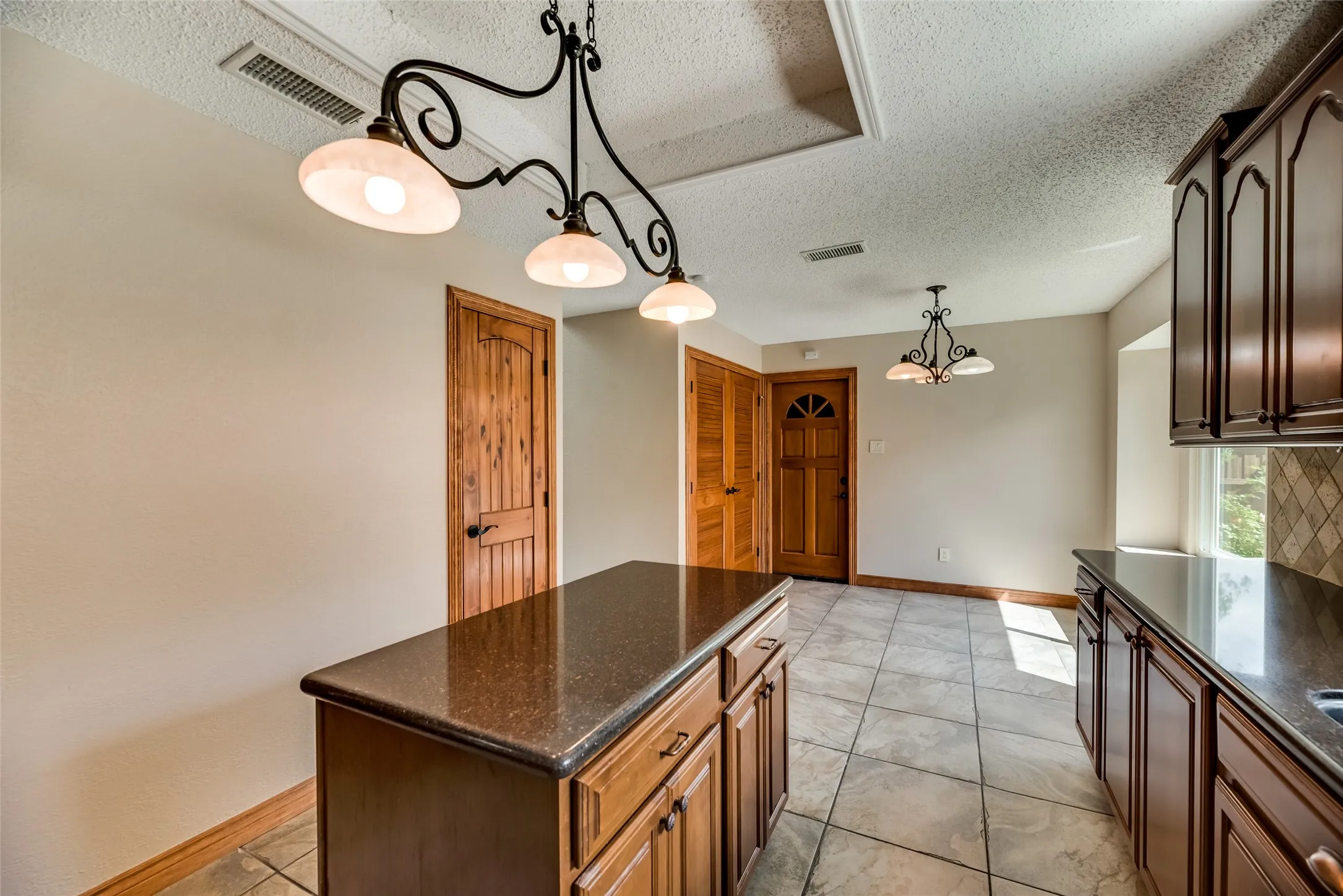 Single Family Residence For Rent in Denton County , 1307 E Branch Hollow Drive, Carrollton, Texas 75007, 4 Bedroom, 2 Bathroom, 2 Garage spaces, 2,088 Sqft, built in 1986, mls#21408103, Real Estate Agent in Carrollton, Homes For Rent in Denton county, Homes For Rent in Carrollton, Realtor in Carrollton Texas, Real Estate Brokerage Independent Realty Texas, Luminita Cordes Realtor