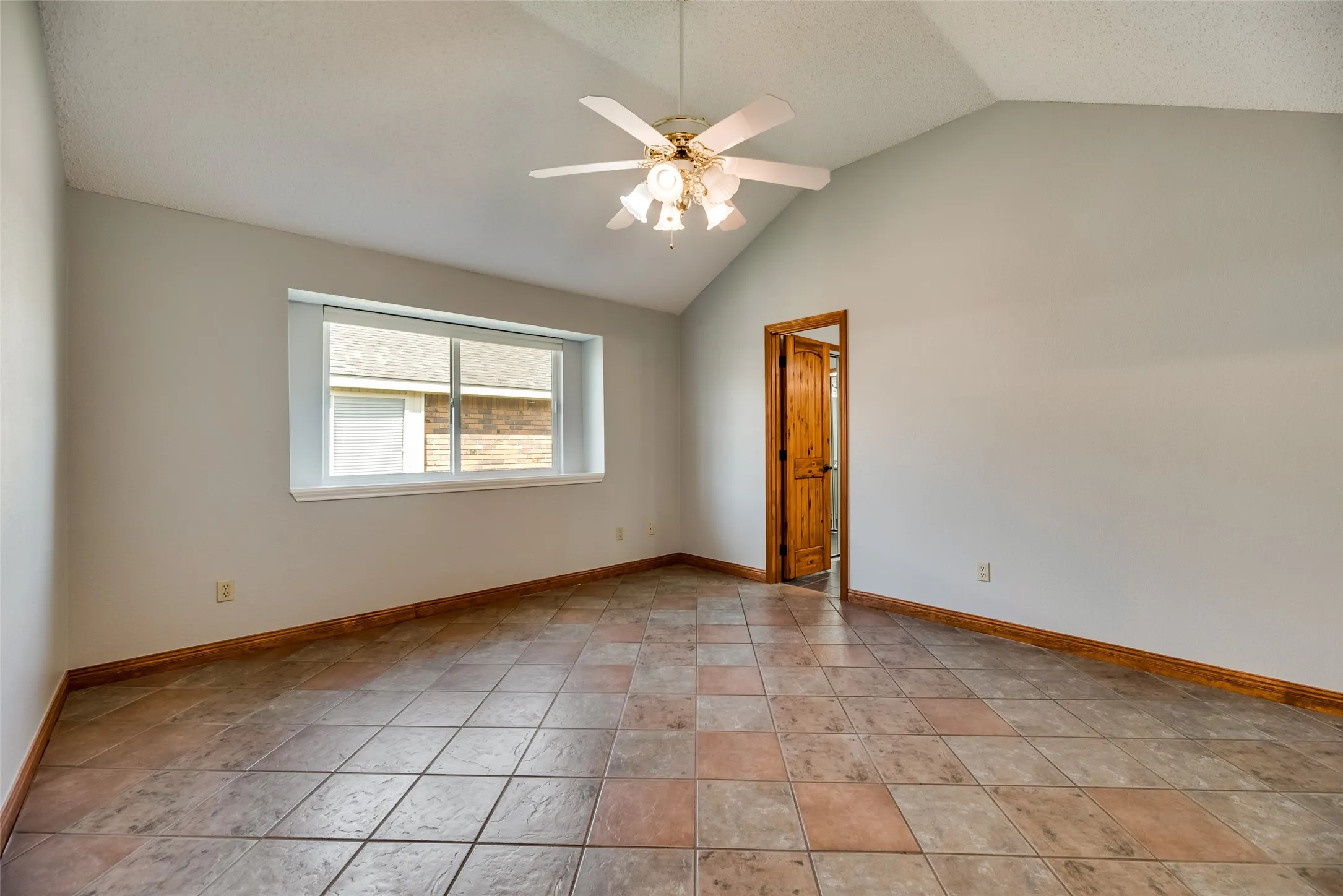 Single Family Residence For Rent in Denton County , 1307 E Branch Hollow Drive, Carrollton, Texas 75007, 4 Bedroom, 2 Bathroom, 2 Garage spaces, 2,088 Sqft, built in 1986, mls#21408103, Real Estate Agent in Carrollton, Homes For Rent in Denton county, Homes For Rent in Carrollton, Realtor in Carrollton Texas, Real Estate Brokerage Independent Realty Texas, Luminita Cordes Realtor