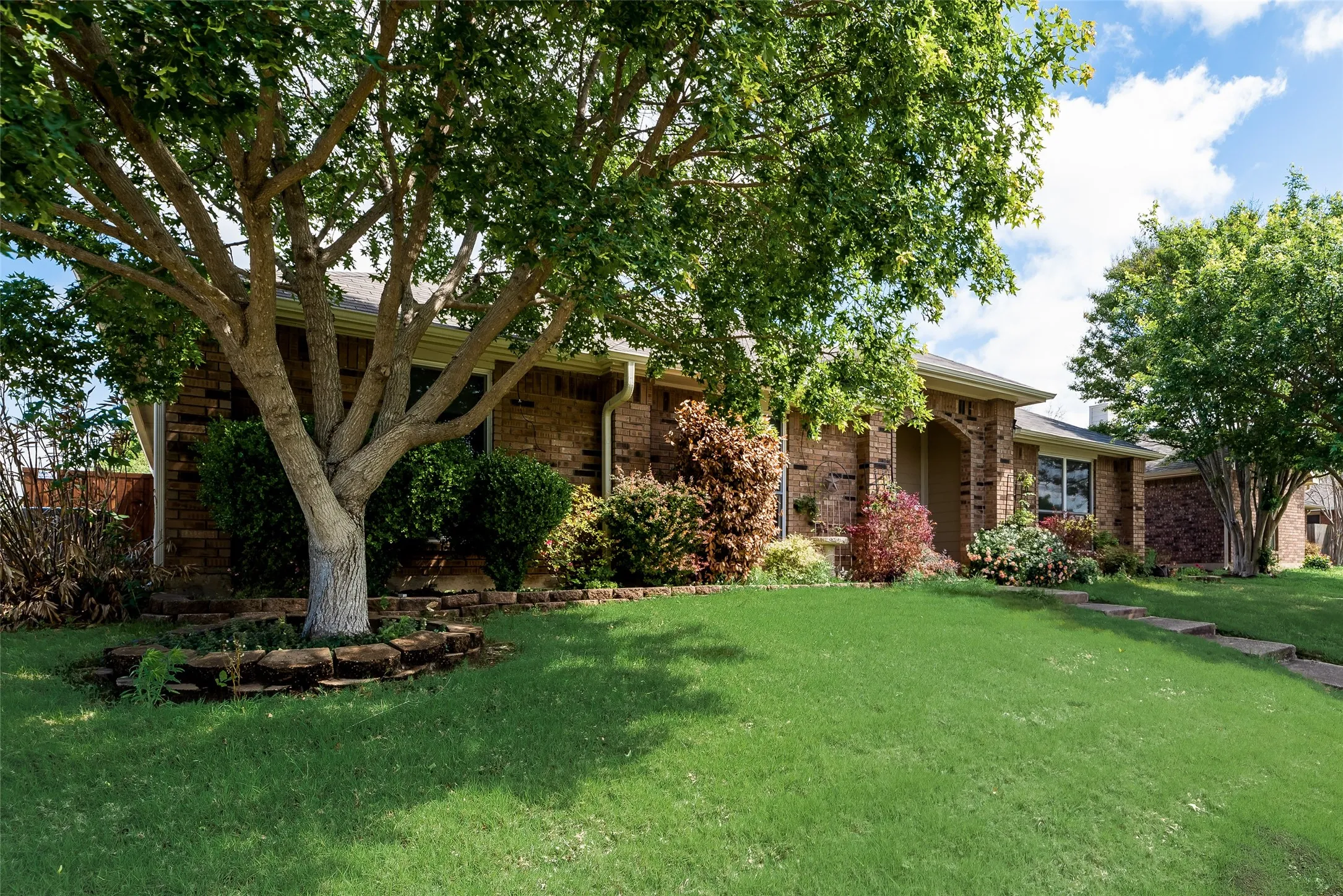 Single Family Residence For Rent in Denton County , 1307 E Branch Hollow Drive, Carrollton, Texas 75007, 4 Bedroom, 2 Bathroom, 2 Garage spaces, 2,088 Sqft, built in 1986, mls#21408103, Real Estate Agent in Carrollton, Homes For Rent in Denton county, Homes For Rent in Carrollton, Realtor in Carrollton Texas, Real Estate Brokerage Independent Realty Texas, Luminita Cordes Realtor