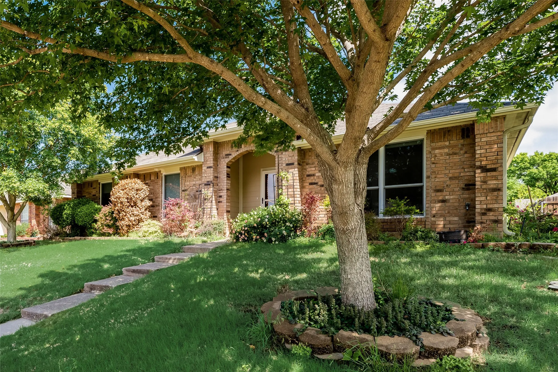 Single Family Residence For Rent in Denton County , 1307 E Branch Hollow Drive, Carrollton, Texas 75007, 4 Bedroom, 2 Bathroom, 2 Garage spaces, 2,088 Sqft, built in 1986, mls#21408103, Real Estate Agent in Carrollton, Homes For Rent in Denton county, Homes For Rent in Carrollton, Realtor in Carrollton Texas, Real Estate Brokerage Independent Realty Texas, Luminita Cordes Realtor