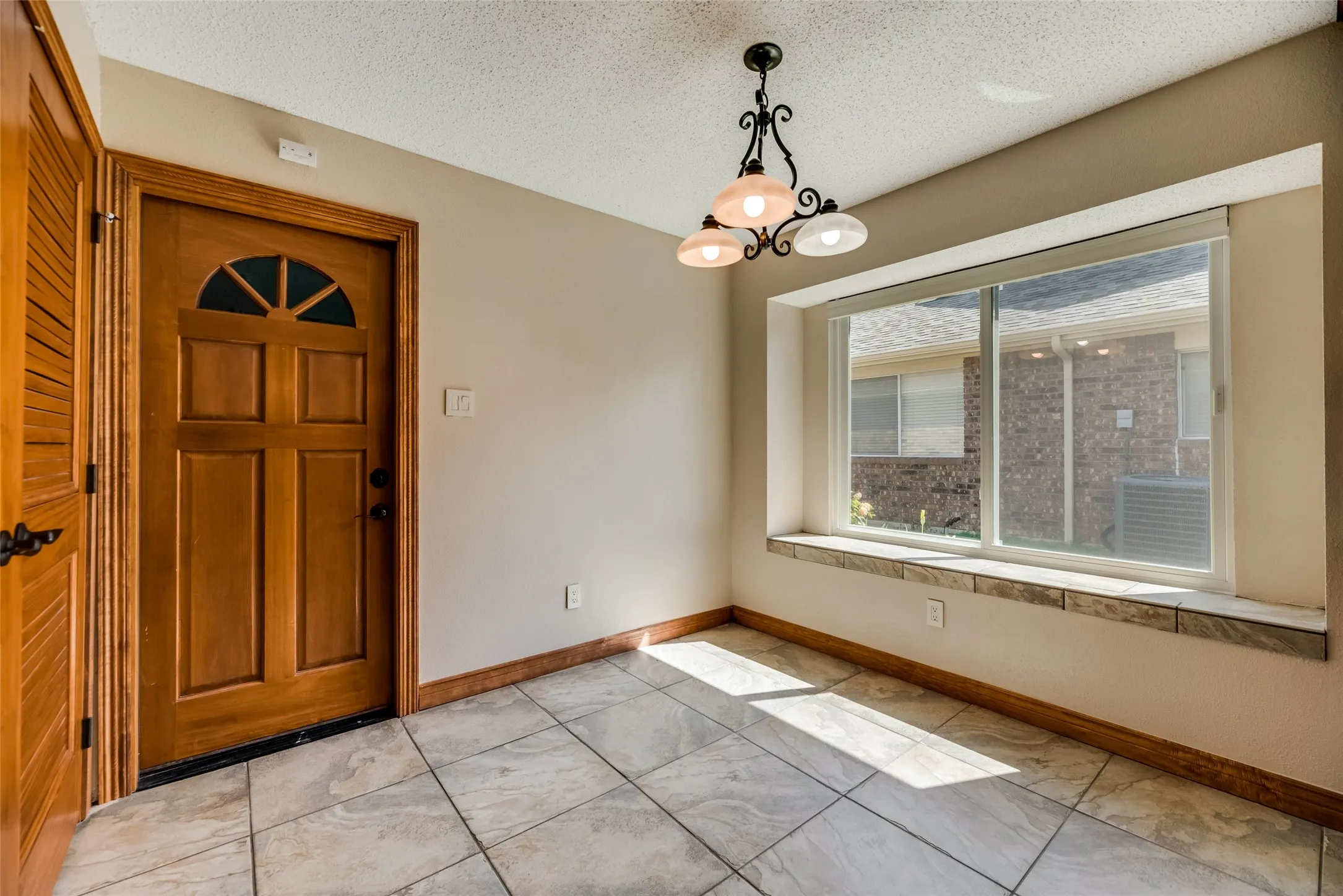 Single Family Residence For Rent in Denton County , 1307 E Branch Hollow Drive, Carrollton, Texas 75007, 4 Bedroom, 2 Bathroom, 2 Garage spaces, 2,088 Sqft, built in 1986, mls#21408103, Real Estate Agent in Carrollton, Homes For Rent in Denton county, Homes For Rent in Carrollton, Realtor in Carrollton Texas, Real Estate Brokerage Independent Realty Texas, Luminita Cordes Realtor