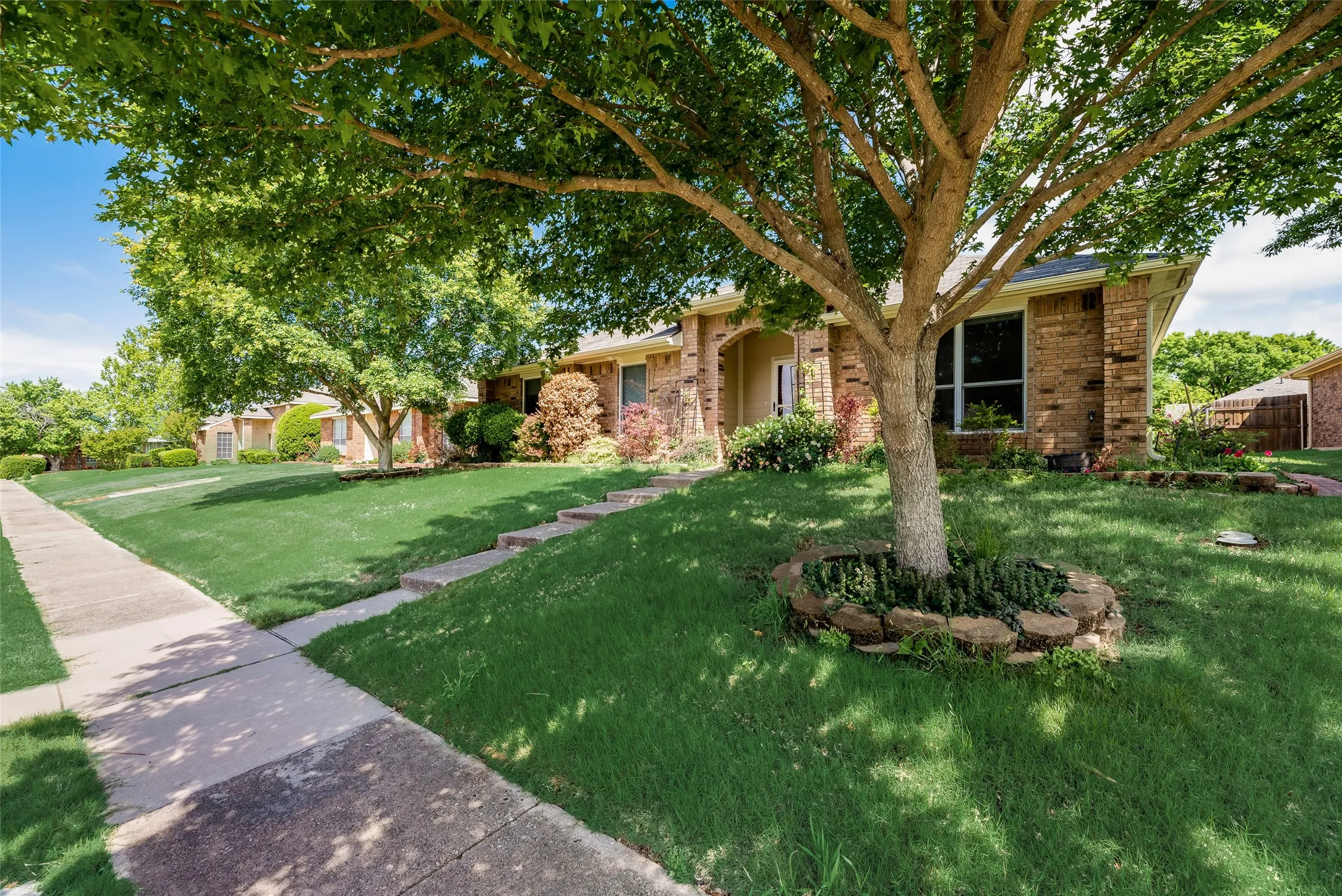Single Family Residence For Rent in Denton County , 1307 E Branch Hollow Drive, Carrollton, Texas 75007, 4 Bedroom, 2 Bathroom, 2 Garage spaces, 2,088 Sqft, built in 1986, mls#21408103, Real Estate Agent in Carrollton, Homes For Rent in Denton county, Homes For Rent in Carrollton, Realtor in Carrollton Texas, Real Estate Brokerage Independent Realty Texas, Luminita Cordes Realtor