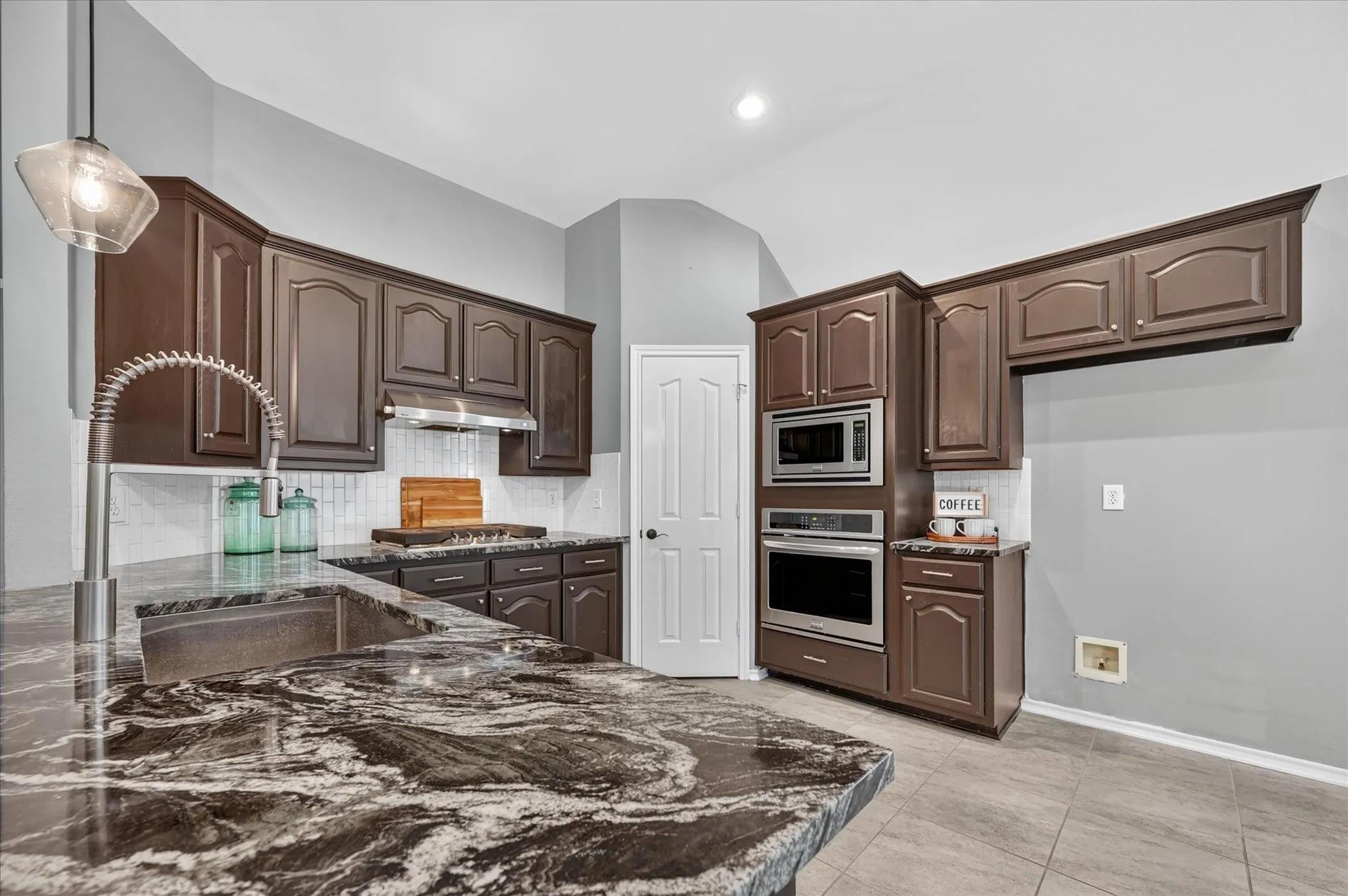 Single Family Residence For Rent in Denton County , 2720 Windstone Way, Corinth, Texas 76210, 3 Bedroom, 2 Bathroom, 2 Garage spaces, 1,887 Sqft, built in 1999, mls#21408100, Real Estate Agent in Corinth, Homes For Rent in Denton county, Homes For Rent in Corinth, Realtor in Corinth Texas, Real Estate Brokerage Independent Realty Texas, Luminita Cordes Realtor
