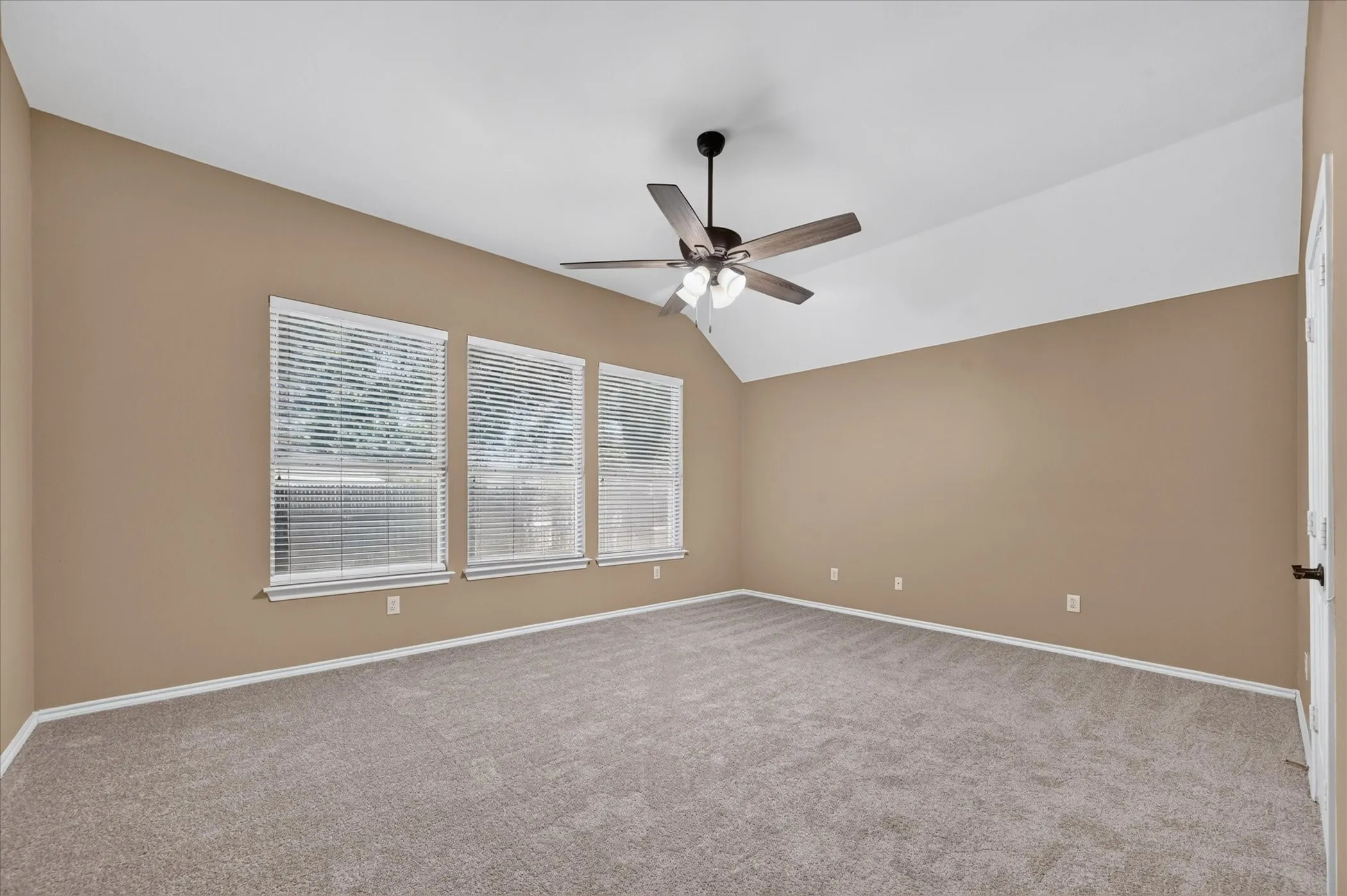 Single Family Residence For Rent in Denton County , 2720 Windstone Way, Corinth, Texas 76210, 3 Bedroom, 2 Bathroom, 2 Garage spaces, 1,887 Sqft, built in 1999, mls#21408100, Real Estate Agent in Corinth, Homes For Rent in Denton county, Homes For Rent in Corinth, Realtor in Corinth Texas, Real Estate Brokerage Independent Realty Texas, Luminita Cordes Realtor