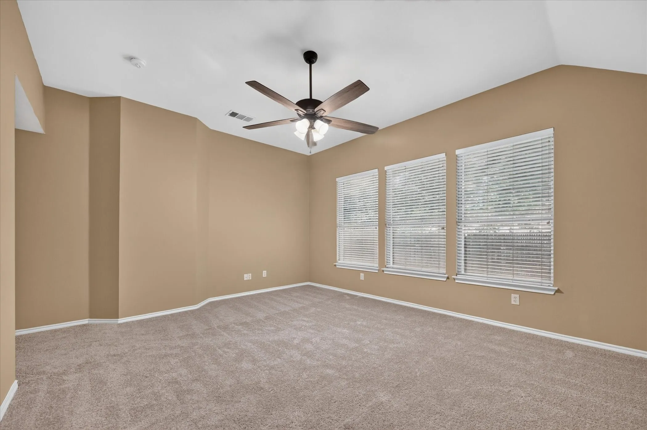 Single Family Residence For Rent in Denton County , 2720 Windstone Way, Corinth, Texas 76210, 3 Bedroom, 2 Bathroom, 2 Garage spaces, 1,887 Sqft, built in 1999, mls#21408100, Real Estate Agent in Corinth, Homes For Rent in Denton county, Homes For Rent in Corinth, Realtor in Corinth Texas, Real Estate Brokerage Independent Realty Texas, Luminita Cordes Realtor