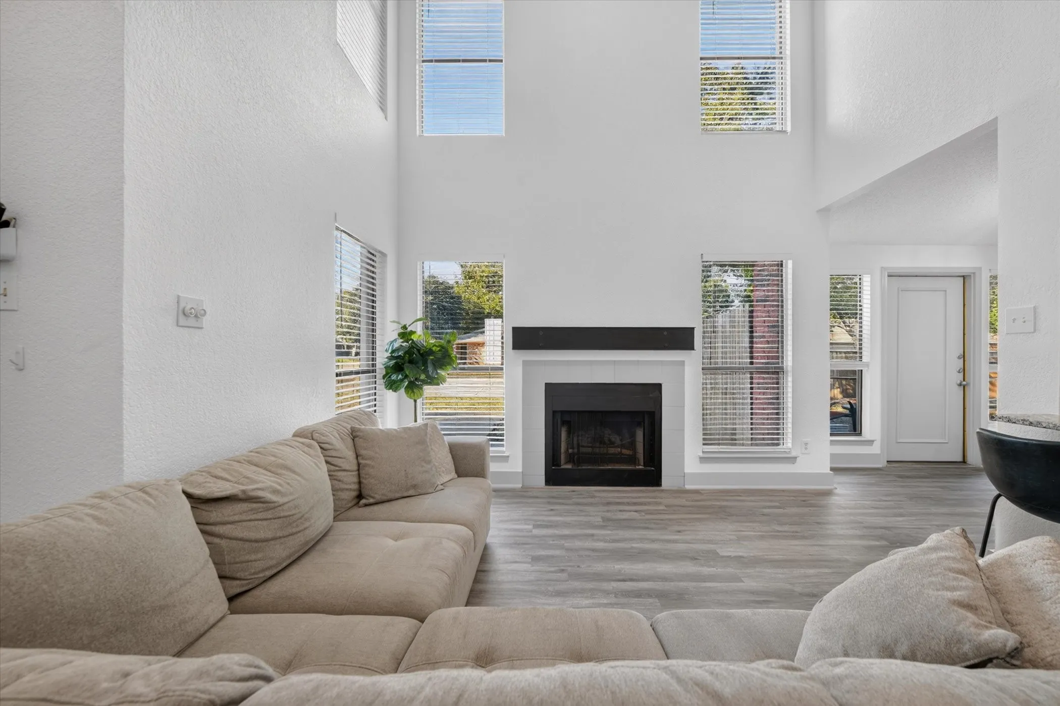 Spacious living room and open floor plan make this space an entertainers delight!