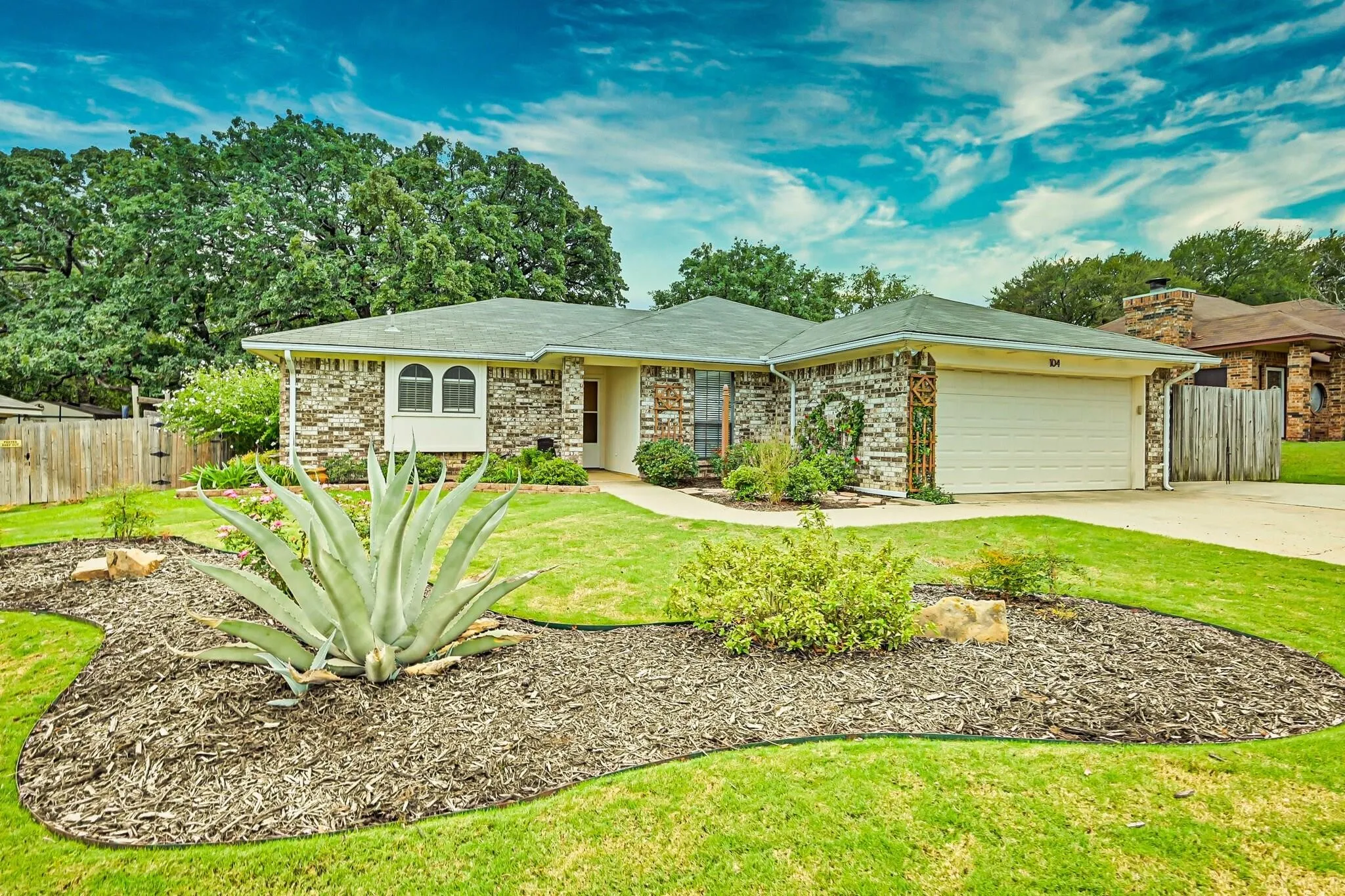 Single Family Residence For Rent in Tarrant County , 104 Hilltop Drive, Kennedale, Texas 76060, 3 Bedroom, 2 Bathroom, 2 Garage spaces, 1,379 Sqft, built in 1985, mls#21403453, Real Estate Agent in Kennedale, Homes For Rent in Tarrant county, Homes For Rent in Kennedale, Realtor in Kennedale Texas, Real Estate Brokerage Independent Realty Texas, Luminita Cordes Realtor