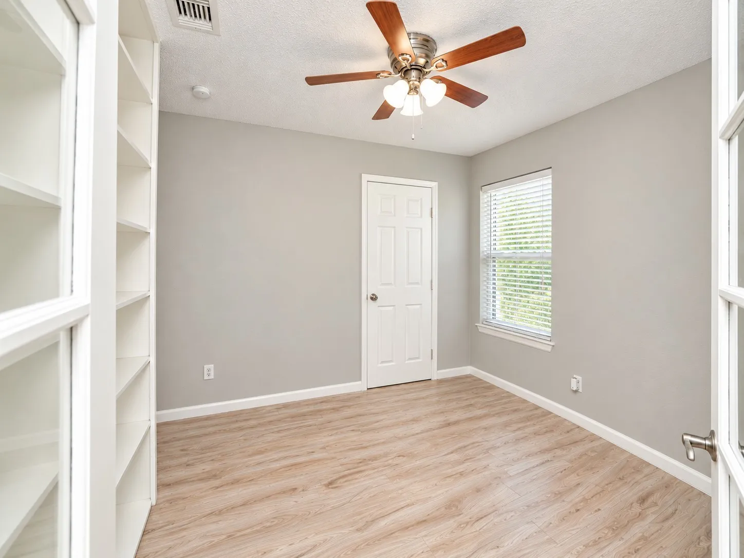 Single Family Residence For Rent in Tarrant County , 302 Rosemary, Euless, Texas 76039, 3 Bedroom, 2 Bathroom, 2 Garage spaces, 1,388 Sqft, built in 1983, mls#21408104, Real Estate Agent in Euless, Homes For Rent in Tarrant county, Homes For Rent in Euless, Realtor in Euless Texas, Real Estate Brokerage Independent Realty Texas, Luminita Cordes Realtor