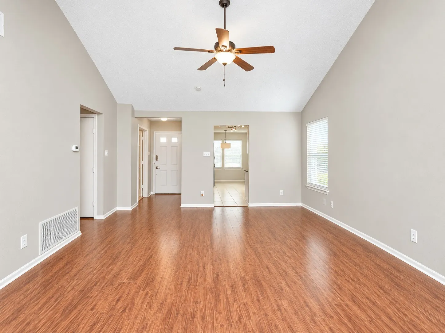 Single Family Residence For Rent in Tarrant County , 302 Rosemary, Euless, Texas 76039, 3 Bedroom, 2 Bathroom, 2 Garage spaces, 1,388 Sqft, built in 1983, mls#21408104, Real Estate Agent in Euless, Homes For Rent in Tarrant county, Homes For Rent in Euless, Realtor in Euless Texas, Real Estate Brokerage Independent Realty Texas, Luminita Cordes Realtor