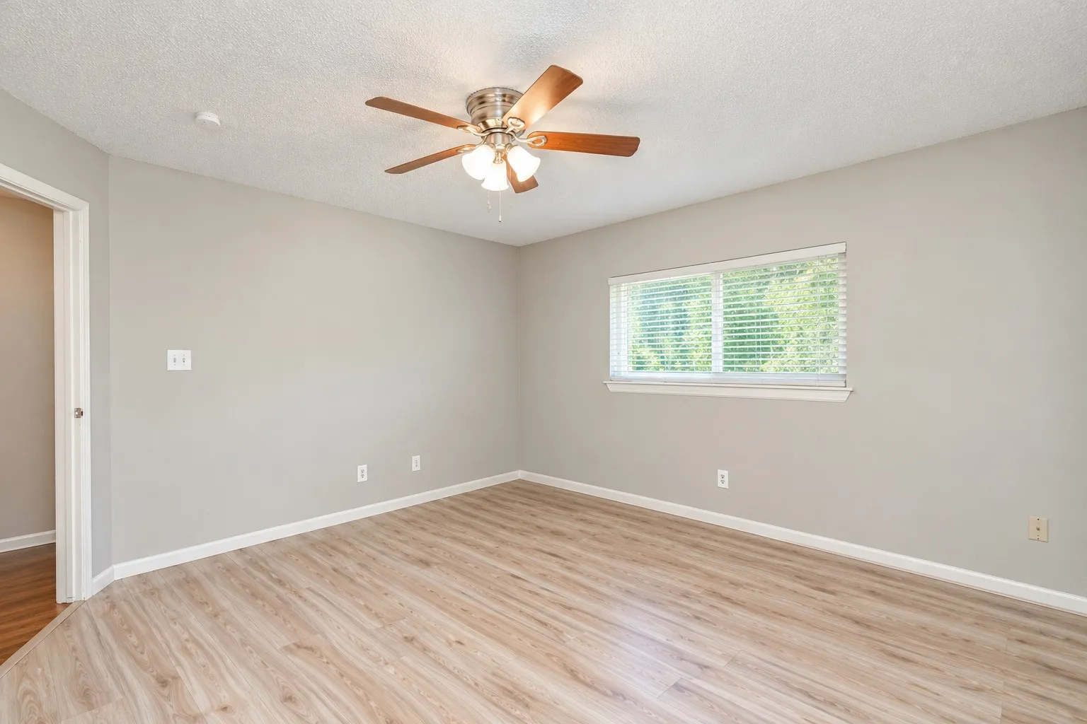 Single Family Residence For Rent in Tarrant County , 302 Rosemary, Euless, Texas 76039, 3 Bedroom, 2 Bathroom, 2 Garage spaces, 1,388 Sqft, built in 1983, mls#21408104, Real Estate Agent in Euless, Homes For Rent in Tarrant county, Homes For Rent in Euless, Realtor in Euless Texas, Real Estate Brokerage Independent Realty Texas, Luminita Cordes Realtor