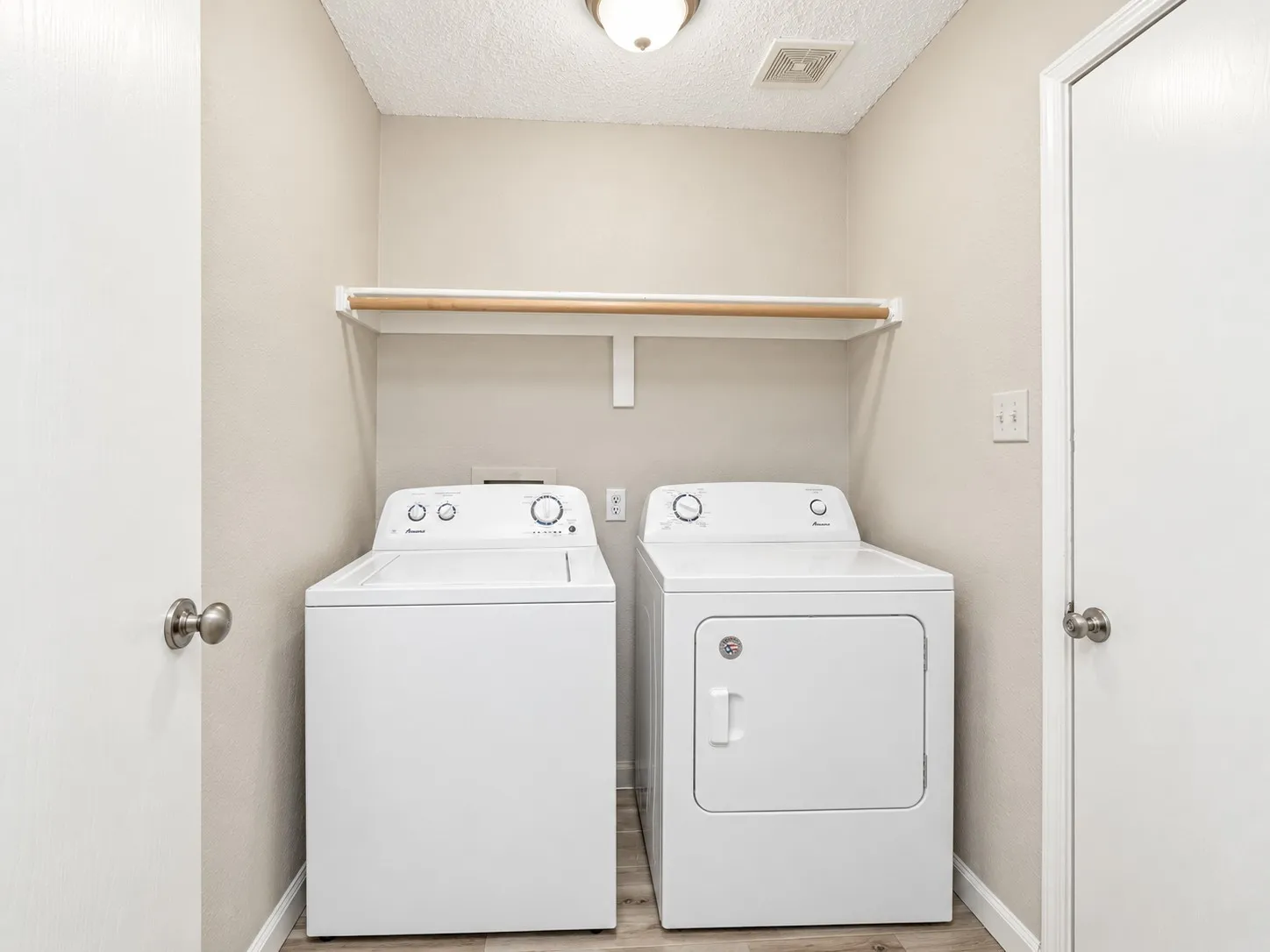Single Family Residence For Rent in Tarrant County , 302 Rosemary, Euless, Texas 76039, 3 Bedroom, 2 Bathroom, 2 Garage spaces, 1,388 Sqft, built in 1983, mls#21408104, Real Estate Agent in Euless, Homes For Rent in Tarrant county, Homes For Rent in Euless, Realtor in Euless Texas, Real Estate Brokerage Independent Realty Texas, Luminita Cordes Realtor