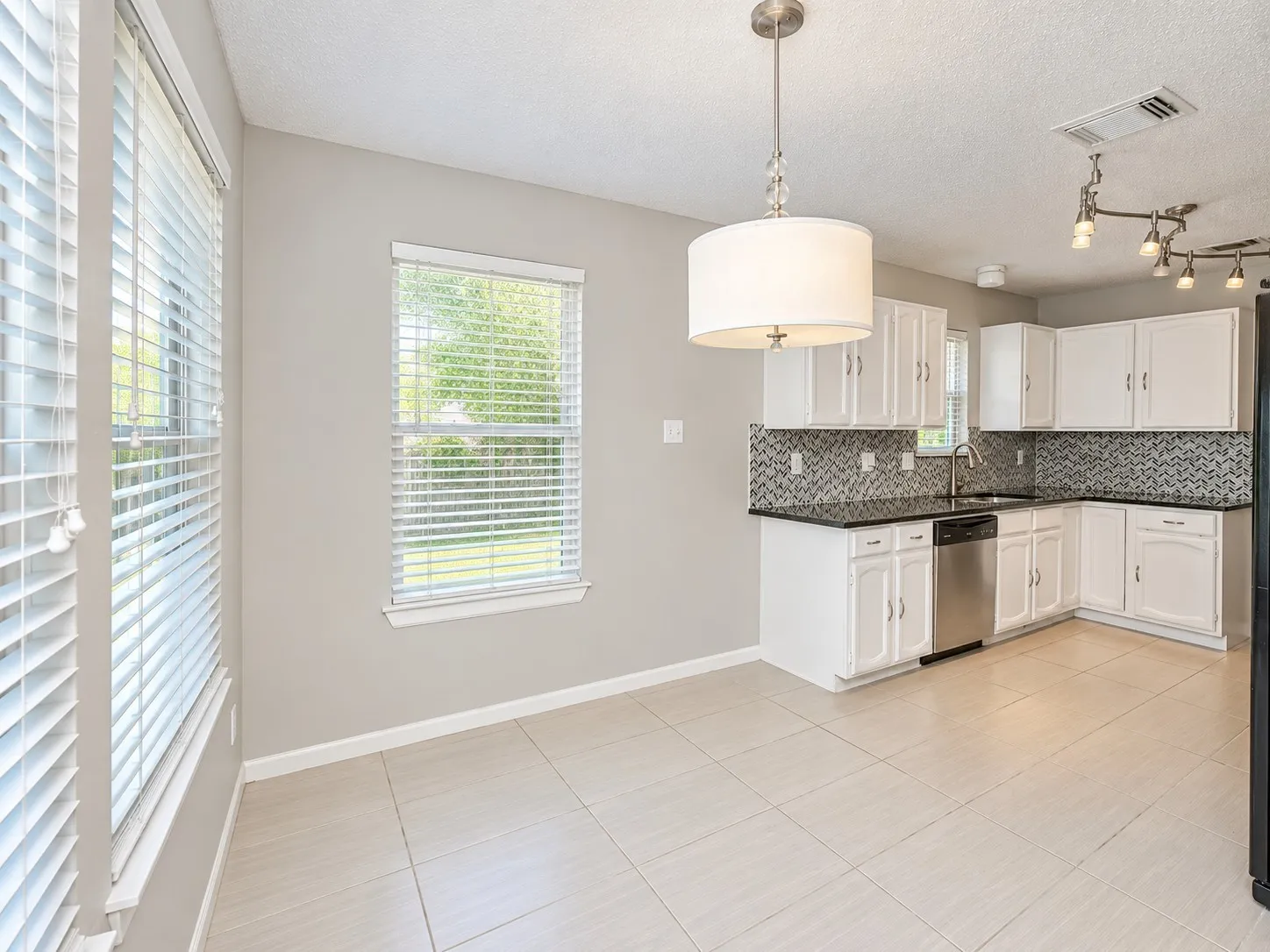 Single Family Residence For Rent in Tarrant County , 302 Rosemary, Euless, Texas 76039, 3 Bedroom, 2 Bathroom, 2 Garage spaces, 1,388 Sqft, built in 1983, mls#21408104, Real Estate Agent in Euless, Homes For Rent in Tarrant county, Homes For Rent in Euless, Realtor in Euless Texas, Real Estate Brokerage Independent Realty Texas, Luminita Cordes Realtor