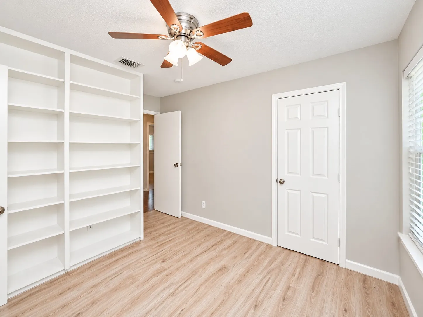 Single Family Residence For Rent in Tarrant County , 302 Rosemary, Euless, Texas 76039, 3 Bedroom, 2 Bathroom, 2 Garage spaces, 1,388 Sqft, built in 1983, mls#21408104, Real Estate Agent in Euless, Homes For Rent in Tarrant county, Homes For Rent in Euless, Realtor in Euless Texas, Real Estate Brokerage Independent Realty Texas, Luminita Cordes Realtor