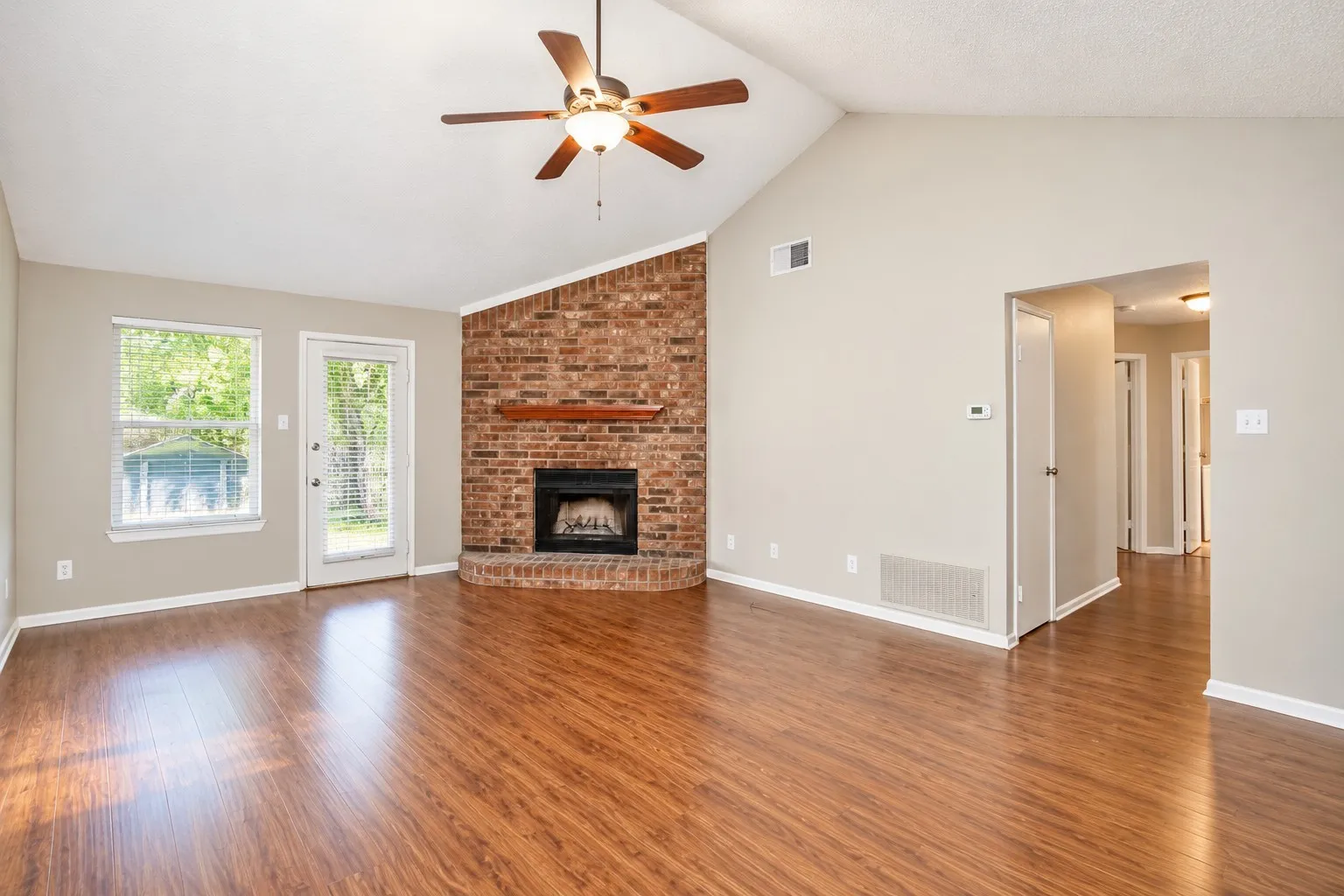 Single Family Residence For Rent in Tarrant County , 302 Rosemary, Euless, Texas 76039, 3 Bedroom, 2 Bathroom, 2 Garage spaces, 1,388 Sqft, built in 1983, mls#21408104, Real Estate Agent in Euless, Homes For Rent in Tarrant county, Homes For Rent in Euless, Realtor in Euless Texas, Real Estate Brokerage Independent Realty Texas, Luminita Cordes Realtor