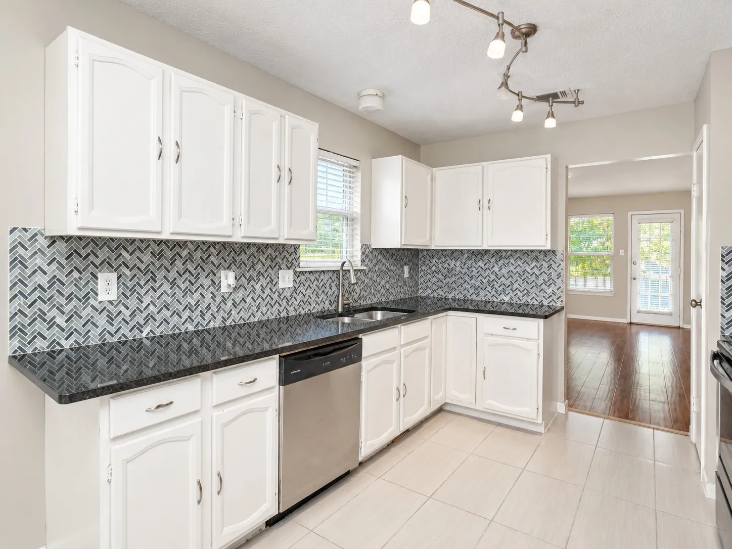 Single Family Residence For Rent in Tarrant County , 302 Rosemary, Euless, Texas 76039, 3 Bedroom, 2 Bathroom, 2 Garage spaces, 1,388 Sqft, built in 1983, mls#21408104, Real Estate Agent in Euless, Homes For Rent in Tarrant county, Homes For Rent in Euless, Realtor in Euless Texas, Real Estate Brokerage Independent Realty Texas, Luminita Cordes Realtor