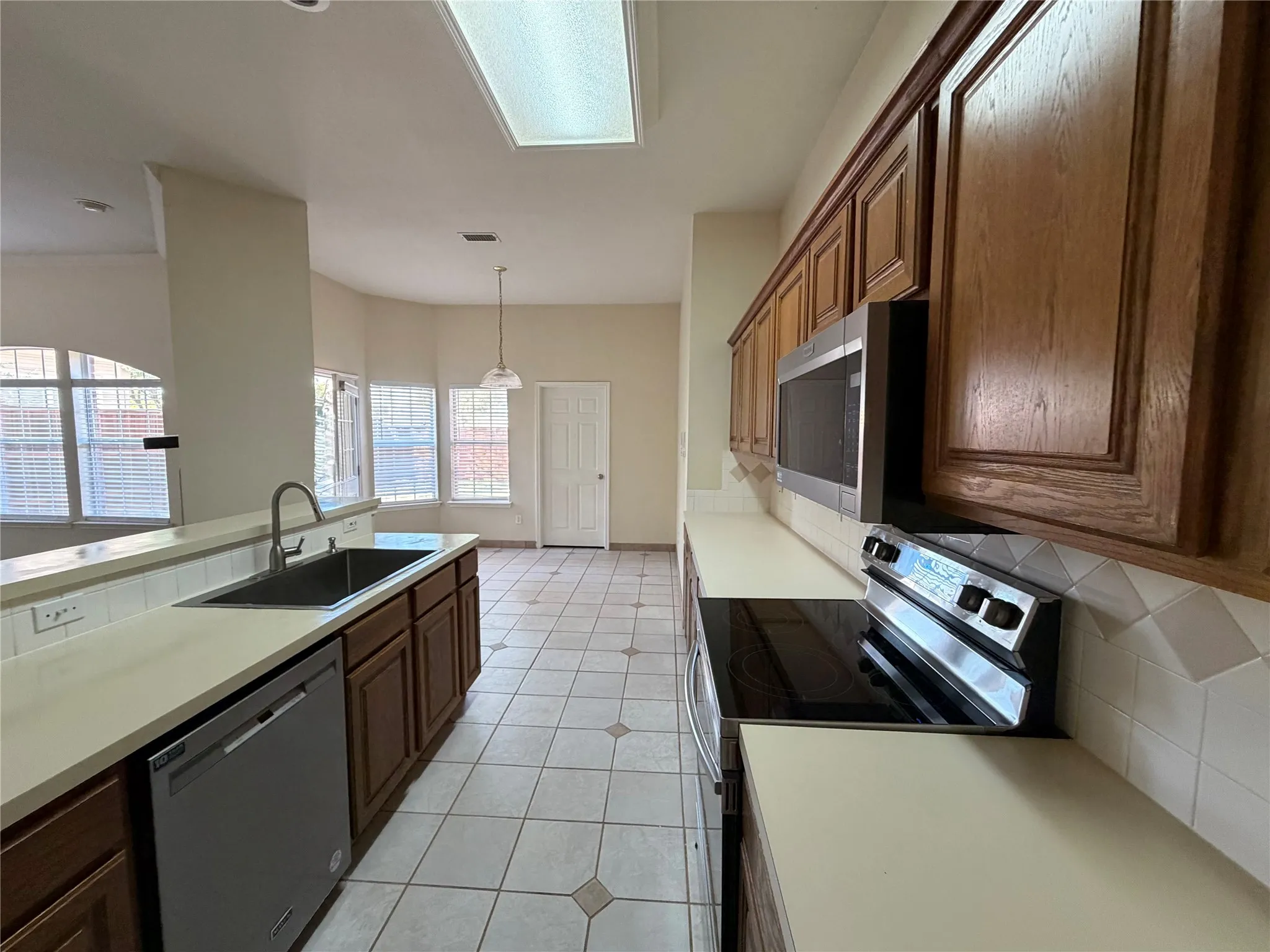 Single Family Residence For Rent in Collin County , 337 Sycamore Drive, Murphy, Texas 75094, 3 Bedroom, 2 Bathroom, 2 Garage spaces, 1,790 Sqft, built in 1995, mls#21408125, Real Estate Agent in Murphy, Homes For Rent in Collin county, Homes For Rent in Murphy, Realtor in Murphy Texas, Real Estate Brokerage Independent Realty Texas, Luminita Cordes Realtor