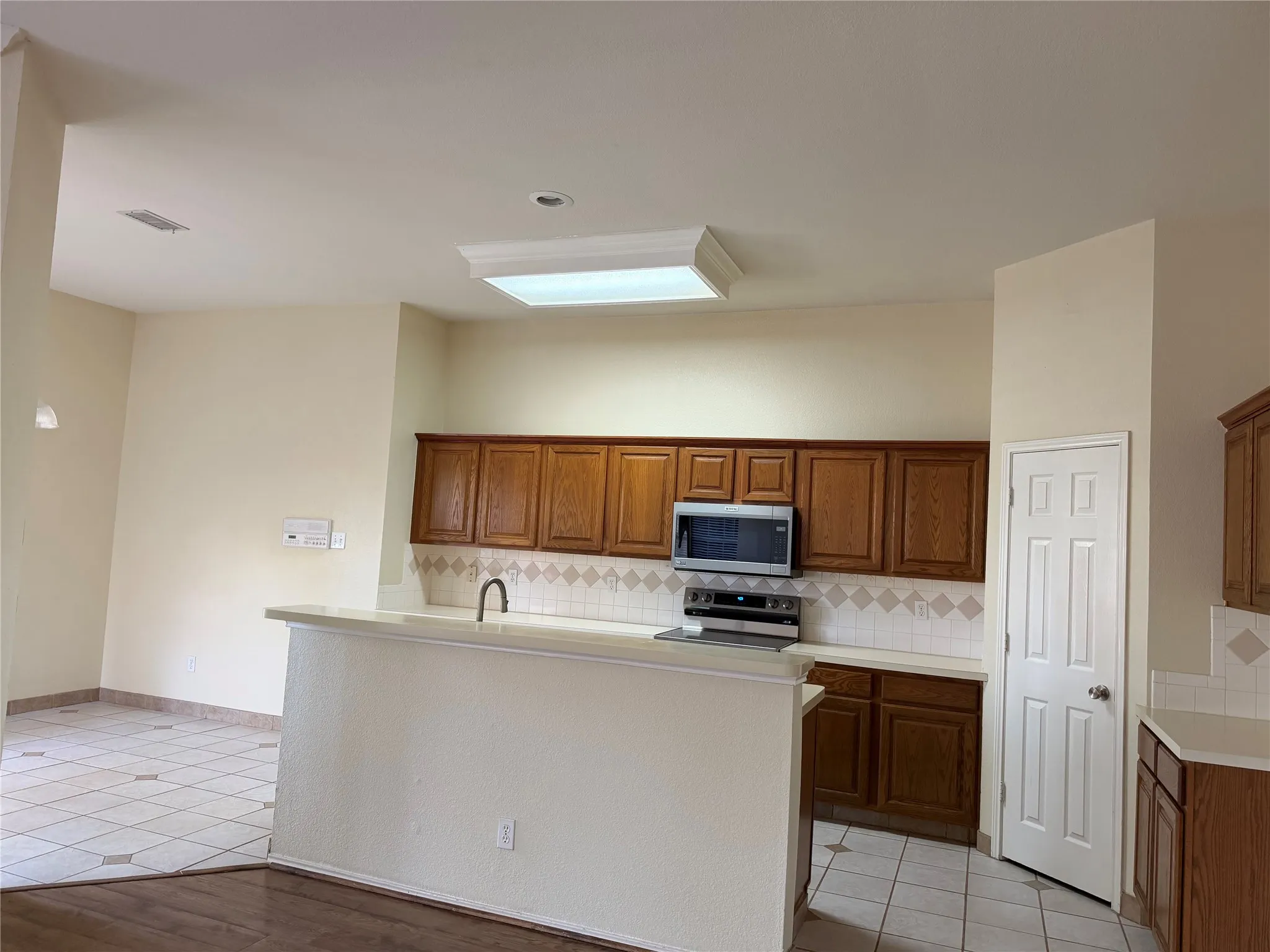 Single Family Residence For Rent in Collin County , 337 Sycamore Drive, Murphy, Texas 75094, 3 Bedroom, 2 Bathroom, 2 Garage spaces, 1,790 Sqft, built in 1995, mls#21408125, Real Estate Agent in Murphy, Homes For Rent in Collin county, Homes For Rent in Murphy, Realtor in Murphy Texas, Real Estate Brokerage Independent Realty Texas, Luminita Cordes Realtor