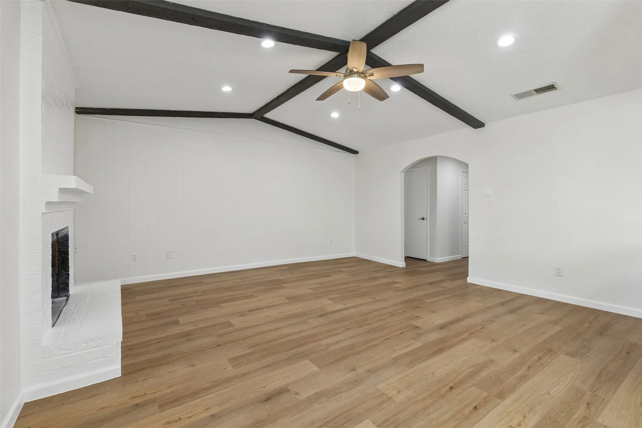 Single Family Residence For Sale in Dallas County , 14237 Shoredale Lane, Farmers Branch, Texas 75234, 3 Bedroom, 2 Bathroom, 2 Garage spaces, 1,658 Sqft, built in 1971, mls#21407284, Real Estate Agent in Farmers Branch, Homes For Sale in Dallas county, Homes For Sale in Farmers Branch, Realtor in Farmers Branch Texas, Real Estate Brokerage Independent Realty Texas, Luminita Cordes Realtor