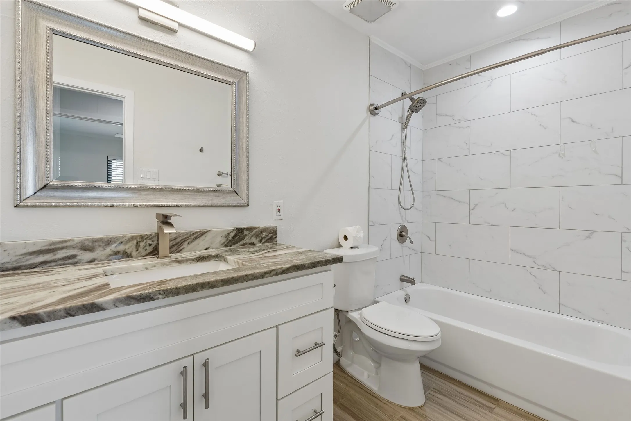 Single Family Residence For Sale in Dallas County , 14237 Shoredale Lane, Farmers Branch, Texas 75234, 3 Bedroom, 2 Bathroom, 2 Garage spaces, 1,658 Sqft, built in 1971, mls#21407284, Real Estate Agent in Farmers Branch, Homes For Sale in Dallas county, Homes For Sale in Farmers Branch, Realtor in Farmers Branch Texas, Real Estate Brokerage Independent Realty Texas, Luminita Cordes Realtor