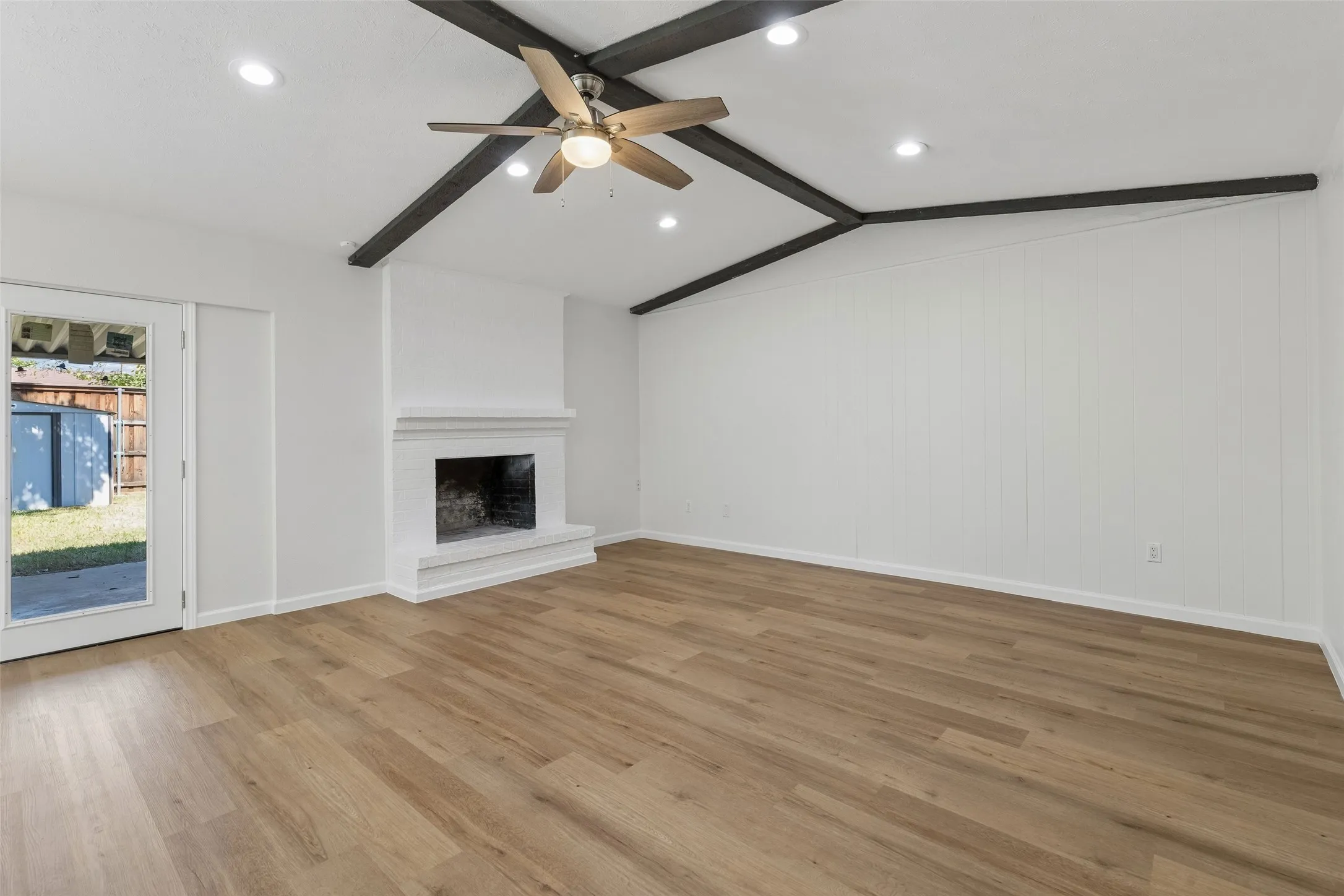 Single Family Residence For Sale in Dallas County , 14237 Shoredale Lane, Farmers Branch, Texas 75234, 3 Bedroom, 2 Bathroom, 2 Garage spaces, 1,658 Sqft, built in 1971, mls#21407284, Real Estate Agent in Farmers Branch, Homes For Sale in Dallas county, Homes For Sale in Farmers Branch, Realtor in Farmers Branch Texas, Real Estate Brokerage Independent Realty Texas, Luminita Cordes Realtor