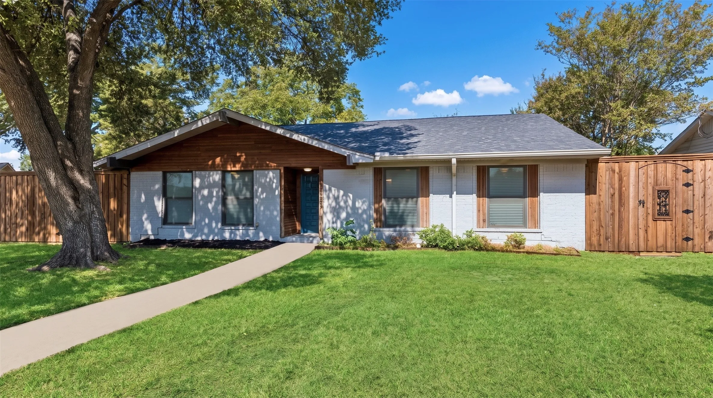 Single Family Residence For Sale in Dallas County , 14237 Shoredale Lane, Farmers Branch, Texas 75234, 3 Bedroom, 2 Bathroom, 2 Garage spaces, 1,658 Sqft, built in 1971, mls#21407284, Real Estate Agent in Farmers Branch, Homes For Sale in Dallas county, Homes For Sale in Farmers Branch, Realtor in Farmers Branch Texas, Real Estate Brokerage Independent Realty Texas, Luminita Cordes Realtor