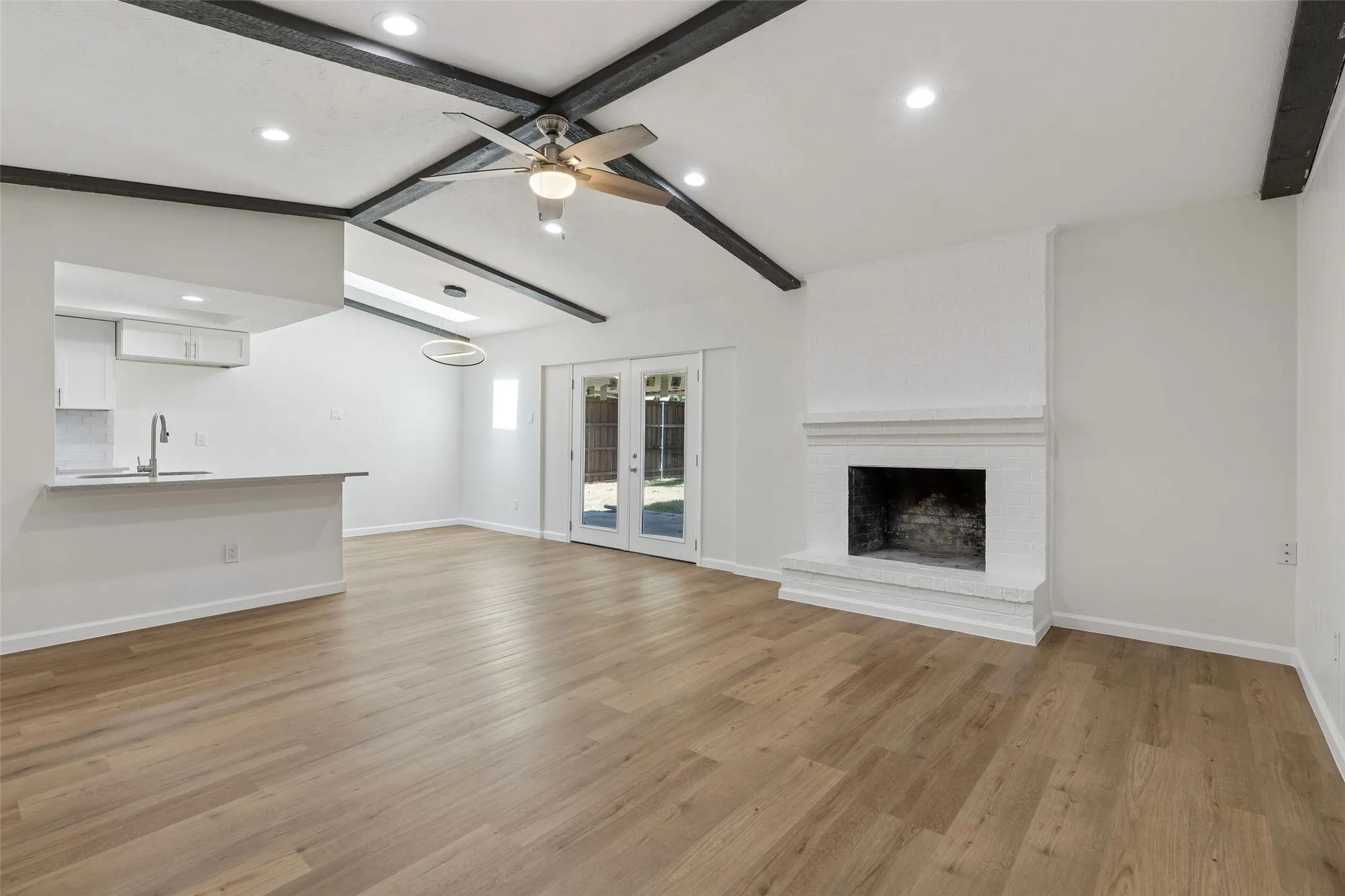 Single Family Residence For Sale in Dallas County , 14237 Shoredale Lane, Farmers Branch, Texas 75234, 3 Bedroom, 2 Bathroom, 2 Garage spaces, 1,658 Sqft, built in 1971, mls#21407284, Real Estate Agent in Farmers Branch, Homes For Sale in Dallas county, Homes For Sale in Farmers Branch, Realtor in Farmers Branch Texas, Real Estate Brokerage Independent Realty Texas, Luminita Cordes Realtor