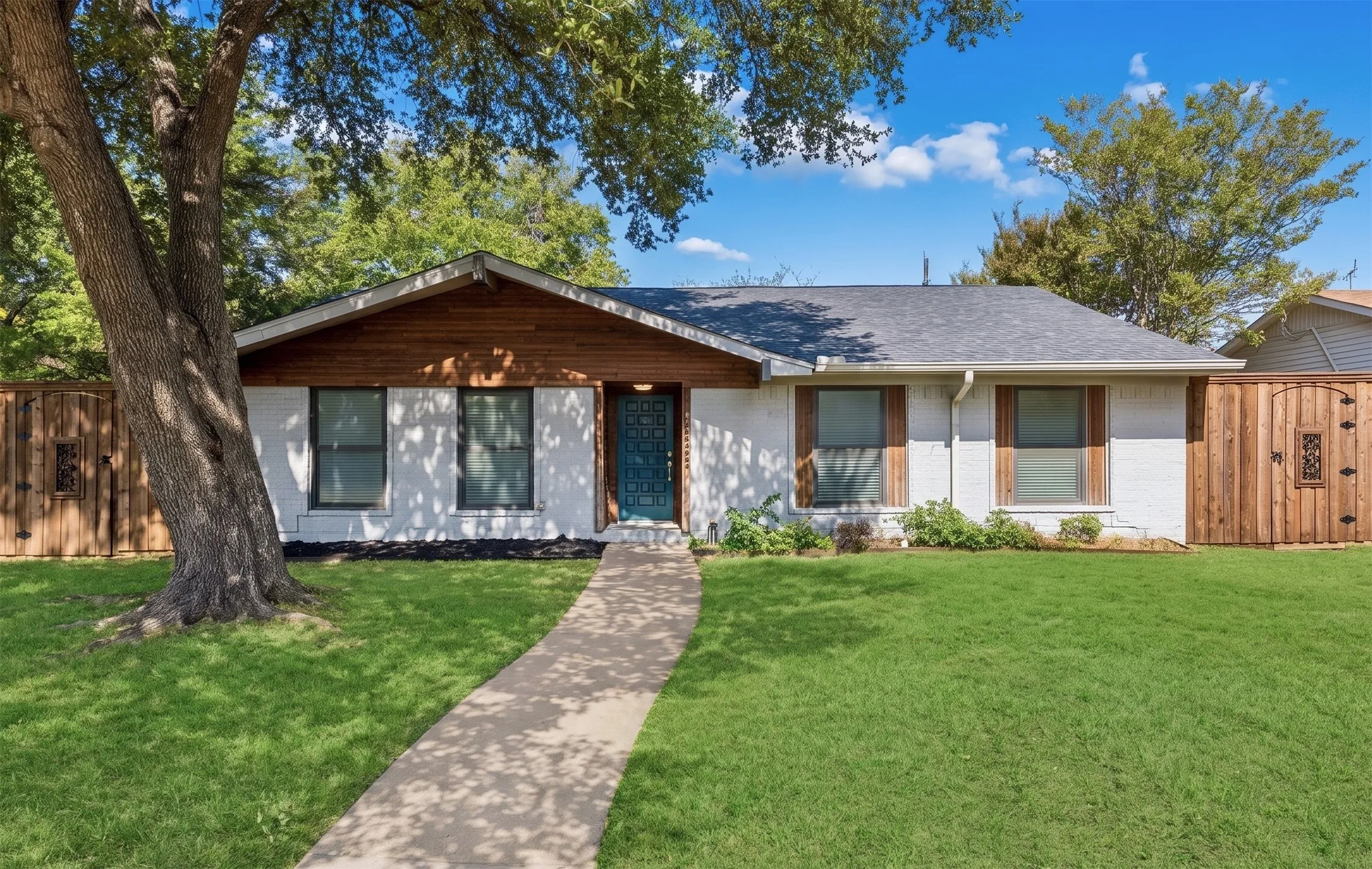 Single Family Residence For Sale in Dallas County , 14237 Shoredale Lane, Farmers Branch, Texas 75234, 3 Bedroom, 2 Bathroom, 2 Garage spaces, 1,658 Sqft, built in 1971, mls#21407284, Real Estate Agent in Farmers Branch, Homes For Sale in Dallas county, Homes For Sale in Farmers Branch, Realtor in Farmers Branch Texas, Real Estate Brokerage Independent Realty Texas, Luminita Cordes Realtor