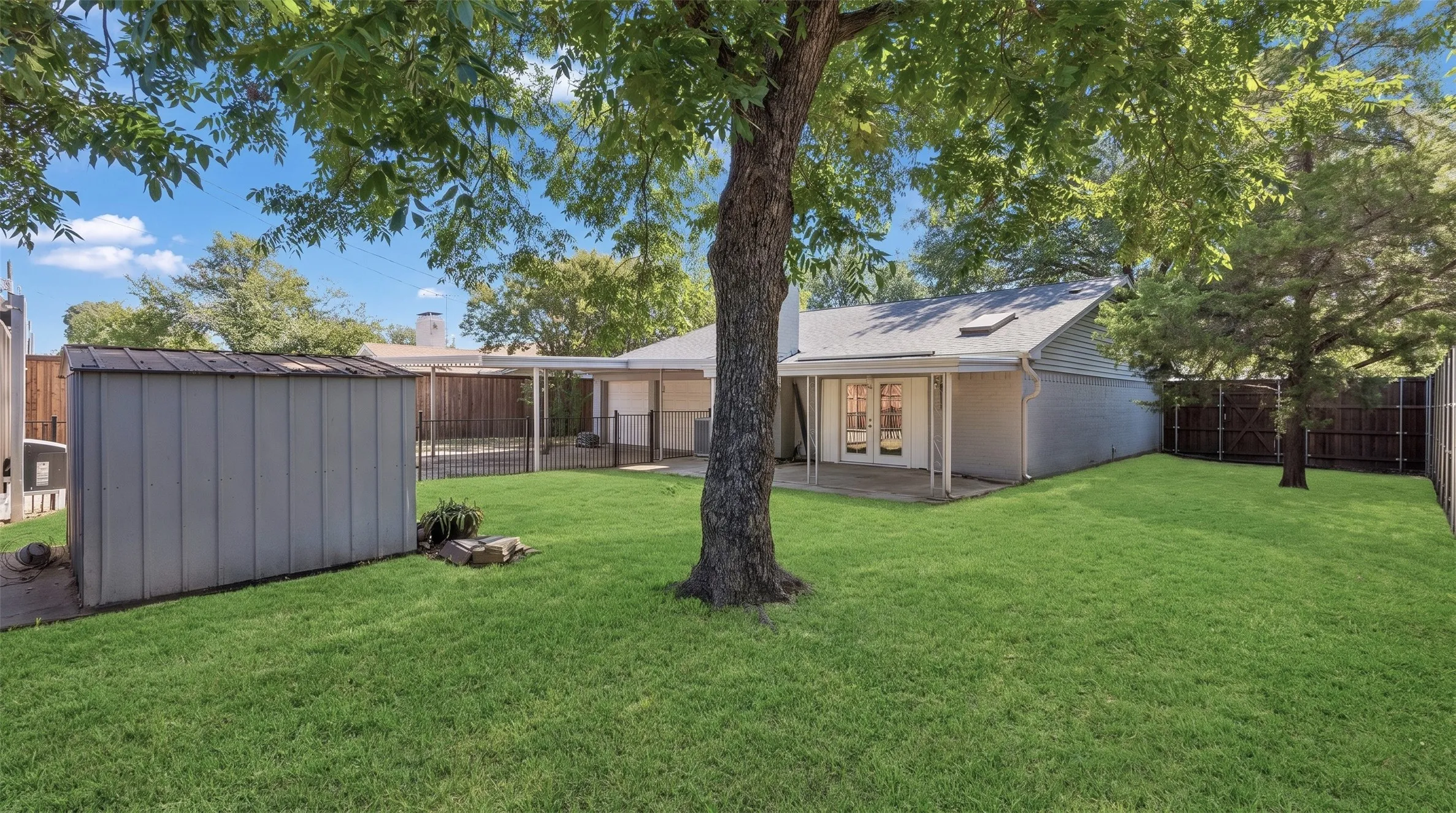 Single Family Residence For Sale in Dallas County , 14237 Shoredale Lane, Farmers Branch, Texas 75234, 3 Bedroom, 2 Bathroom, 2 Garage spaces, 1,658 Sqft, built in 1971, mls#21407284, Real Estate Agent in Farmers Branch, Homes For Sale in Dallas county, Homes For Sale in Farmers Branch, Realtor in Farmers Branch Texas, Real Estate Brokerage Independent Realty Texas, Luminita Cordes Realtor