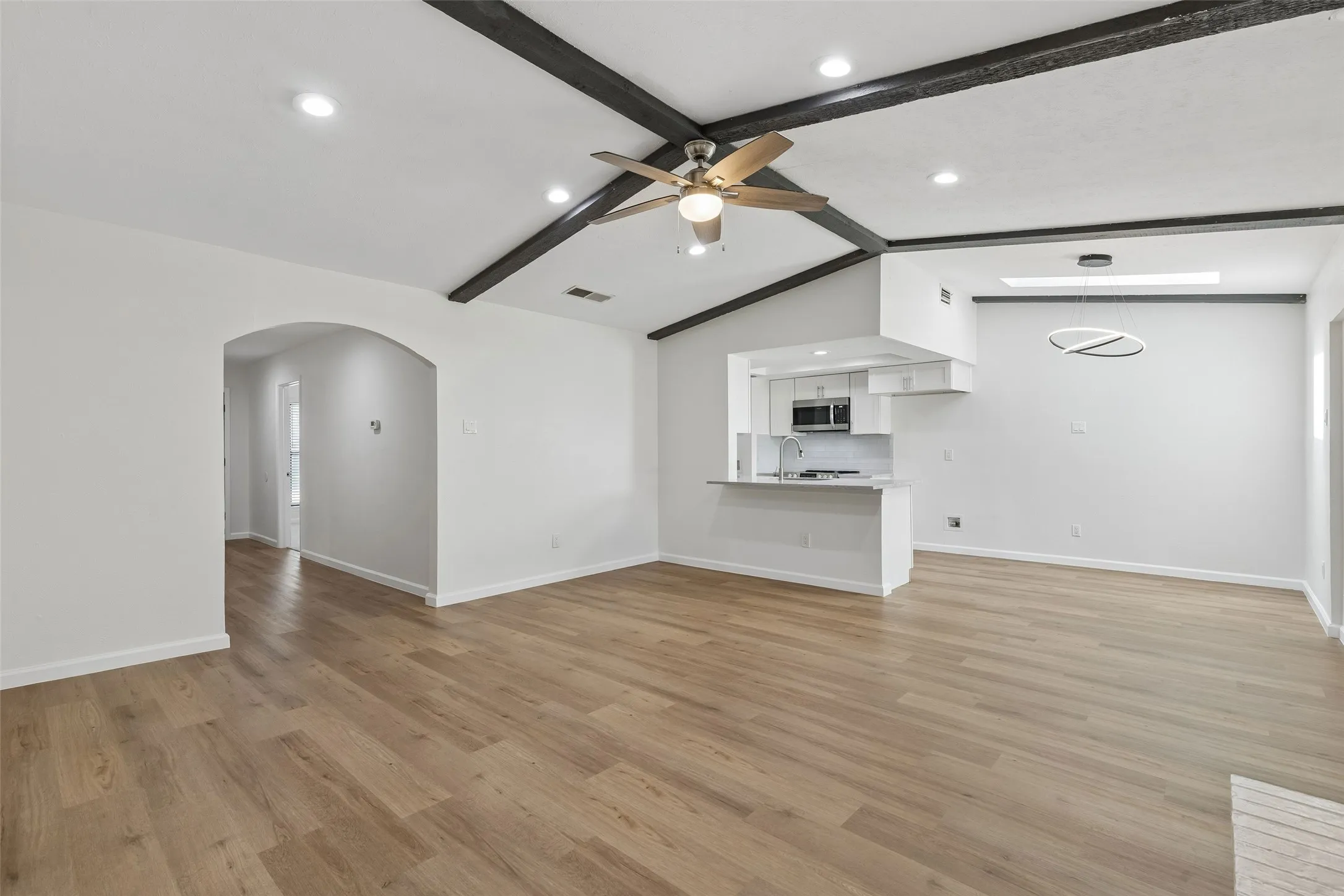 Single Family Residence For Sale in Dallas County , 14237 Shoredale Lane, Farmers Branch, Texas 75234, 3 Bedroom, 2 Bathroom, 2 Garage spaces, 1,658 Sqft, built in 1971, mls#21407284, Real Estate Agent in Farmers Branch, Homes For Sale in Dallas county, Homes For Sale in Farmers Branch, Realtor in Farmers Branch Texas, Real Estate Brokerage Independent Realty Texas, Luminita Cordes Realtor