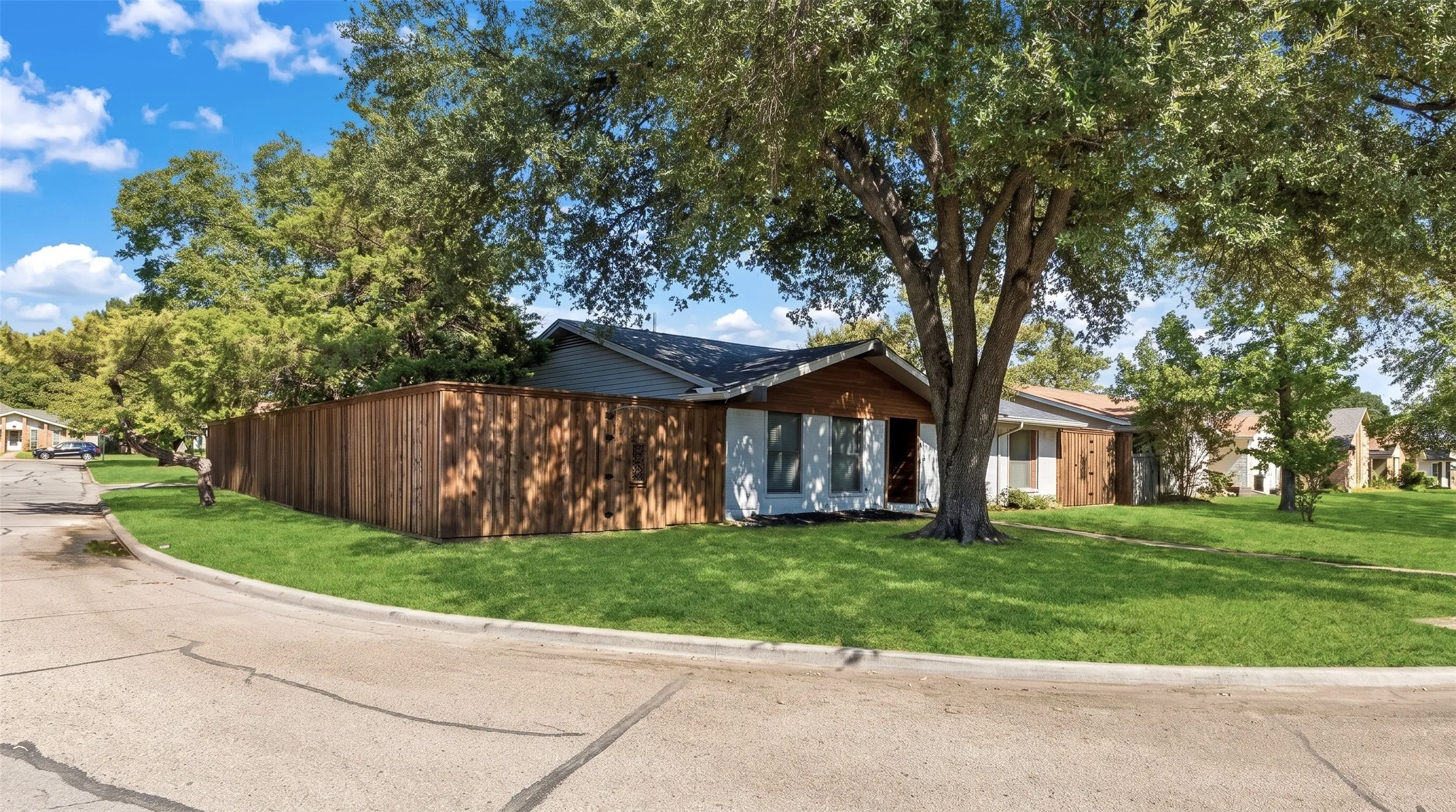 Single Family Residence For Sale in Dallas County , 14237 Shoredale Lane, Farmers Branch, Texas 75234, 3 Bedroom, 2 Bathroom, 2 Garage spaces, 1,658 Sqft, built in 1971, mls#21407284, Real Estate Agent in Farmers Branch, Homes For Sale in Dallas county, Homes For Sale in Farmers Branch, Realtor in Farmers Branch Texas, Real Estate Brokerage Independent Realty Texas, Luminita Cordes Realtor