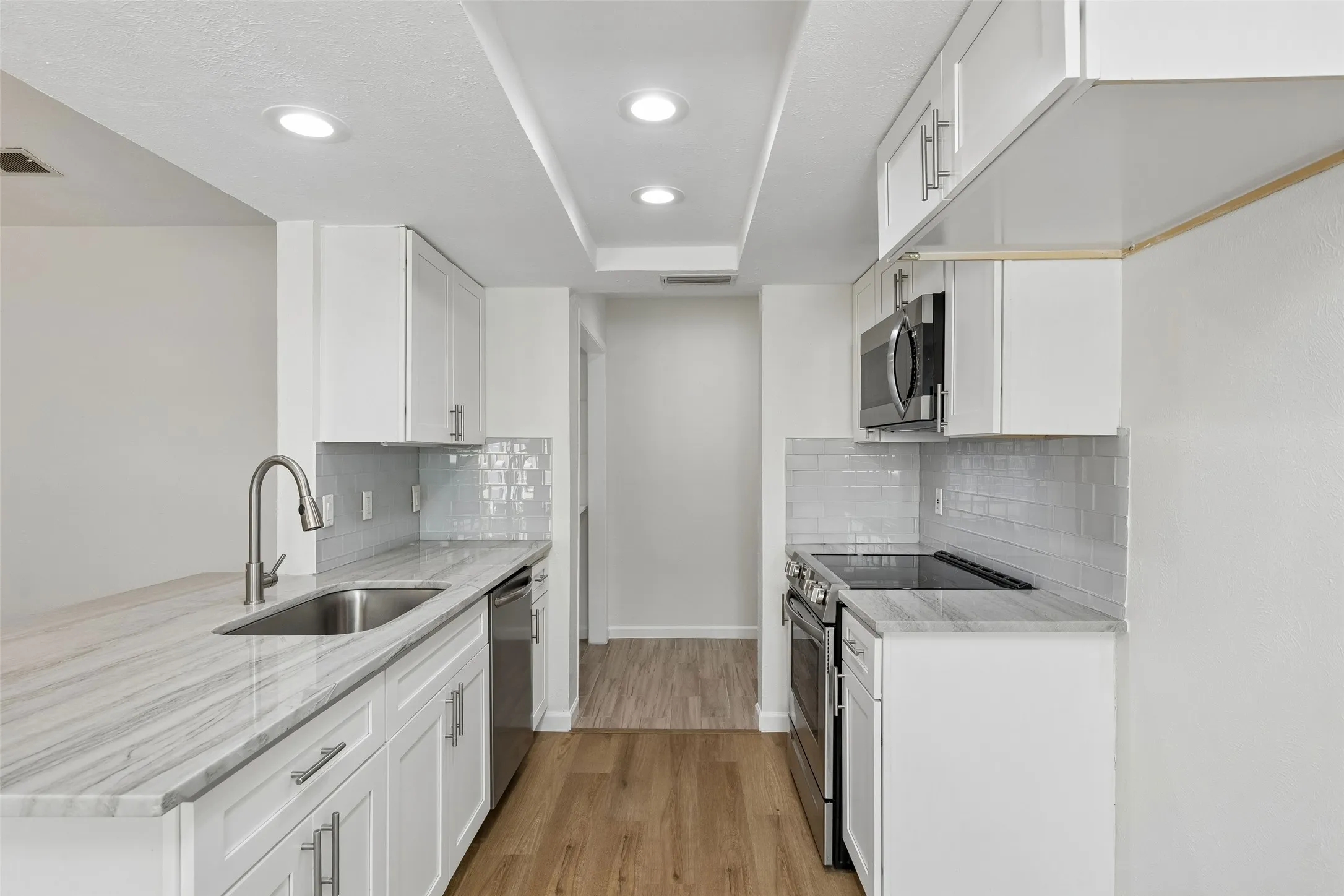 Single Family Residence For Sale in Dallas County , 14237 Shoredale Lane, Farmers Branch, Texas 75234, 3 Bedroom, 2 Bathroom, 2 Garage spaces, 1,658 Sqft, built in 1971, mls#21407284, Real Estate Agent in Farmers Branch, Homes For Sale in Dallas county, Homes For Sale in Farmers Branch, Realtor in Farmers Branch Texas, Real Estate Brokerage Independent Realty Texas, Luminita Cordes Realtor