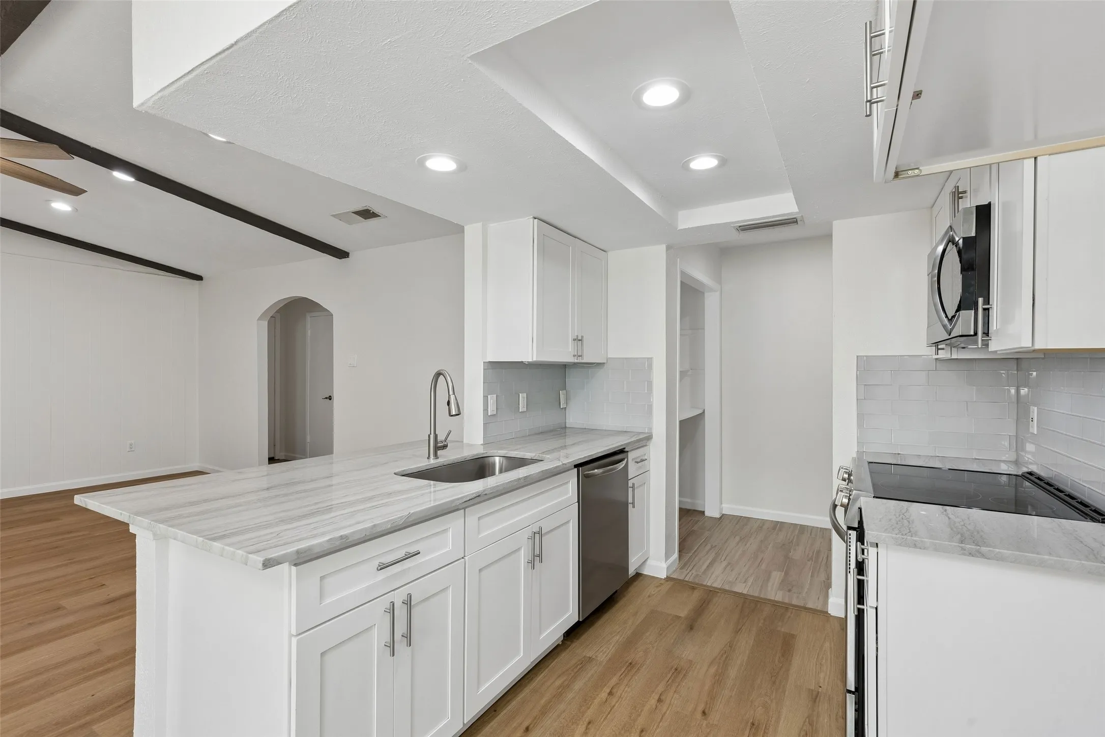 Single Family Residence For Sale in Dallas County , 14237 Shoredale Lane, Farmers Branch, Texas 75234, 3 Bedroom, 2 Bathroom, 2 Garage spaces, 1,658 Sqft, built in 1971, mls#21407284, Real Estate Agent in Farmers Branch, Homes For Sale in Dallas county, Homes For Sale in Farmers Branch, Realtor in Farmers Branch Texas, Real Estate Brokerage Independent Realty Texas, Luminita Cordes Realtor