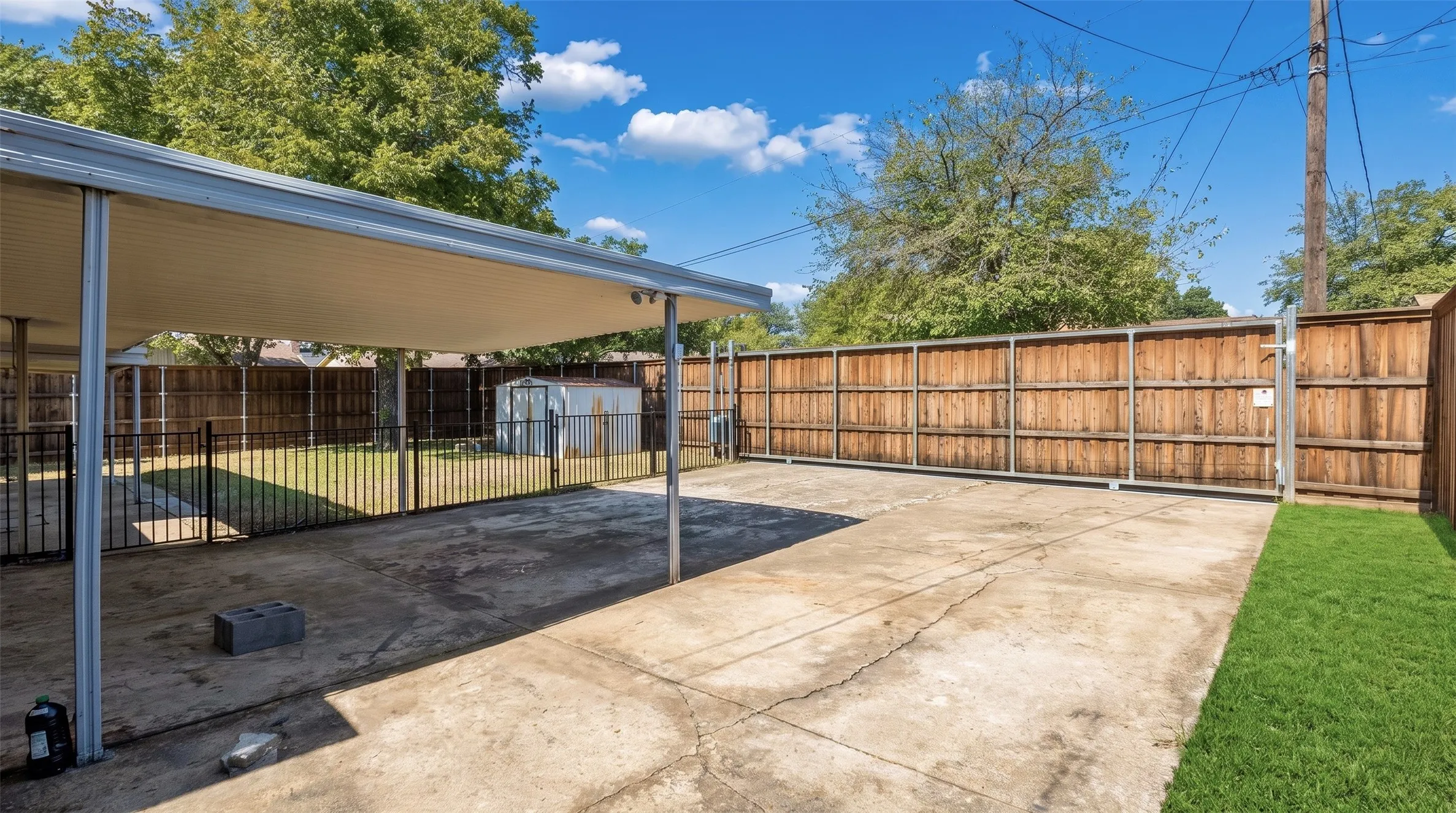 Single Family Residence For Sale in Dallas County , 14237 Shoredale Lane, Farmers Branch, Texas 75234, 3 Bedroom, 2 Bathroom, 2 Garage spaces, 1,658 Sqft, built in 1971, mls#21407284, Real Estate Agent in Farmers Branch, Homes For Sale in Dallas county, Homes For Sale in Farmers Branch, Realtor in Farmers Branch Texas, Real Estate Brokerage Independent Realty Texas, Luminita Cordes Realtor