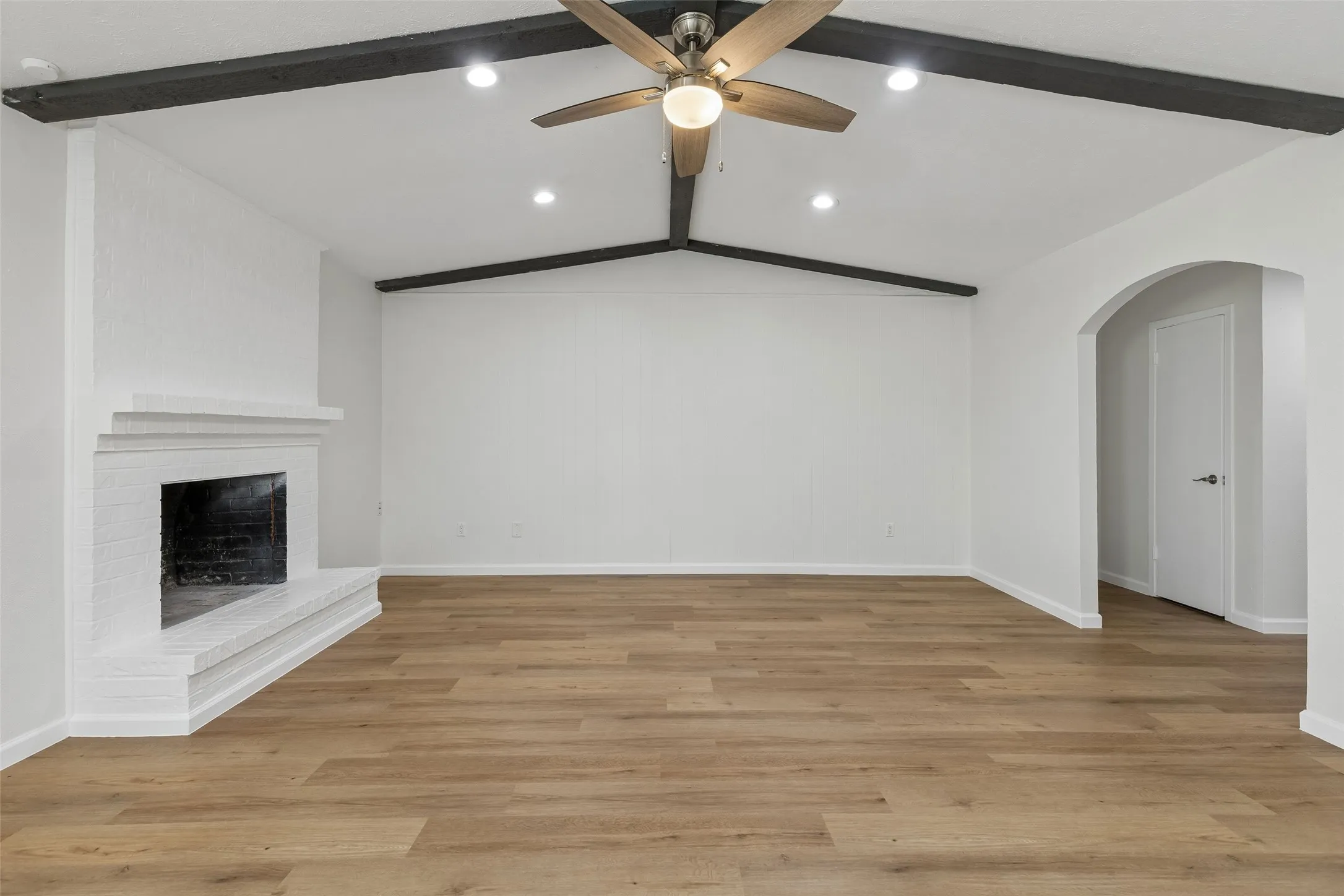Single Family Residence For Sale in Dallas County , 14237 Shoredale Lane, Farmers Branch, Texas 75234, 3 Bedroom, 2 Bathroom, 2 Garage spaces, 1,658 Sqft, built in 1971, mls#21407284, Real Estate Agent in Farmers Branch, Homes For Sale in Dallas county, Homes For Sale in Farmers Branch, Realtor in Farmers Branch Texas, Real Estate Brokerage Independent Realty Texas, Luminita Cordes Realtor