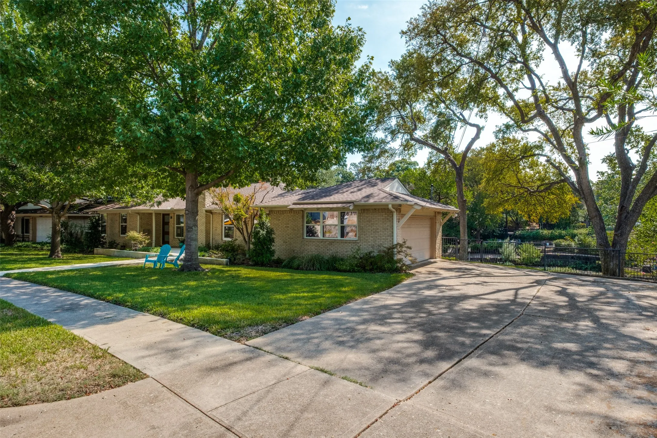 Single Family Residence For Sale in Dallas County , 6640 Yosemite Lane, Dallas, Texas 75214, 2 Bedroom, 2 Bathroom, 2 Garage spaces, 1,906 Sqft, built in 1952, mls#21408029, Real Estate Agent in Dallas, Homes For Sale in Dallas county, Homes For Sale in Dallas, Realtor in Dallas Texas, Real Estate Brokerage Independent Realty Texas, Luminita Cordes Realtor