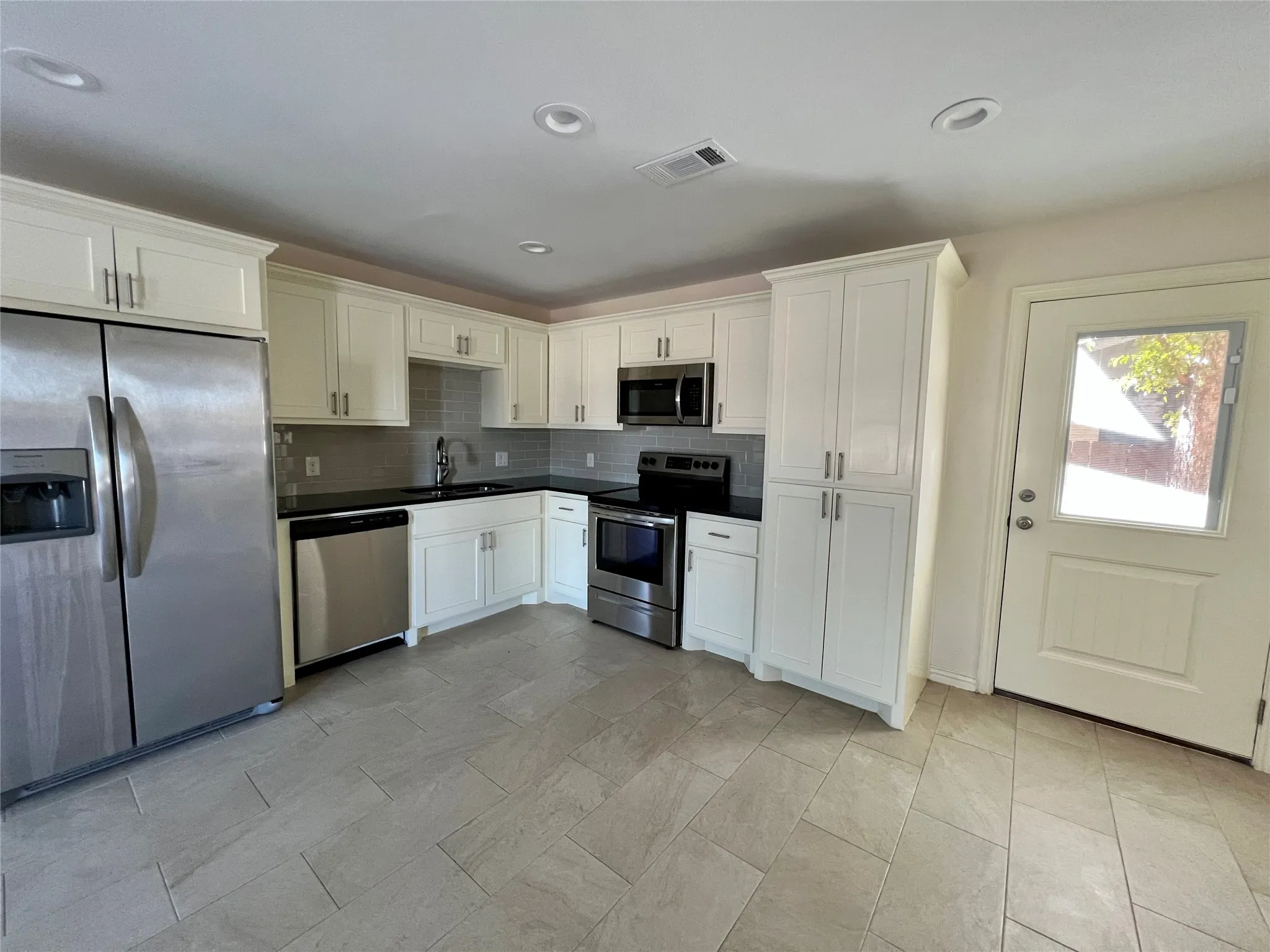 Duplex For Rent in Grayson County , 1528 N Broughton Street 1528, Sherman, Texas 75090, 3 Bedroom, 3 Bathroom, 1 Garage spaces, 1,375 Sqft, built in 2019, mls#21408128, Real Estate Agent in Sherman, Homes For Rent in Grayson county, Homes For Rent in Sherman, Realtor in Sherman Texas, Real Estate Brokerage Independent Realty Texas, Luminita Cordes Realtor