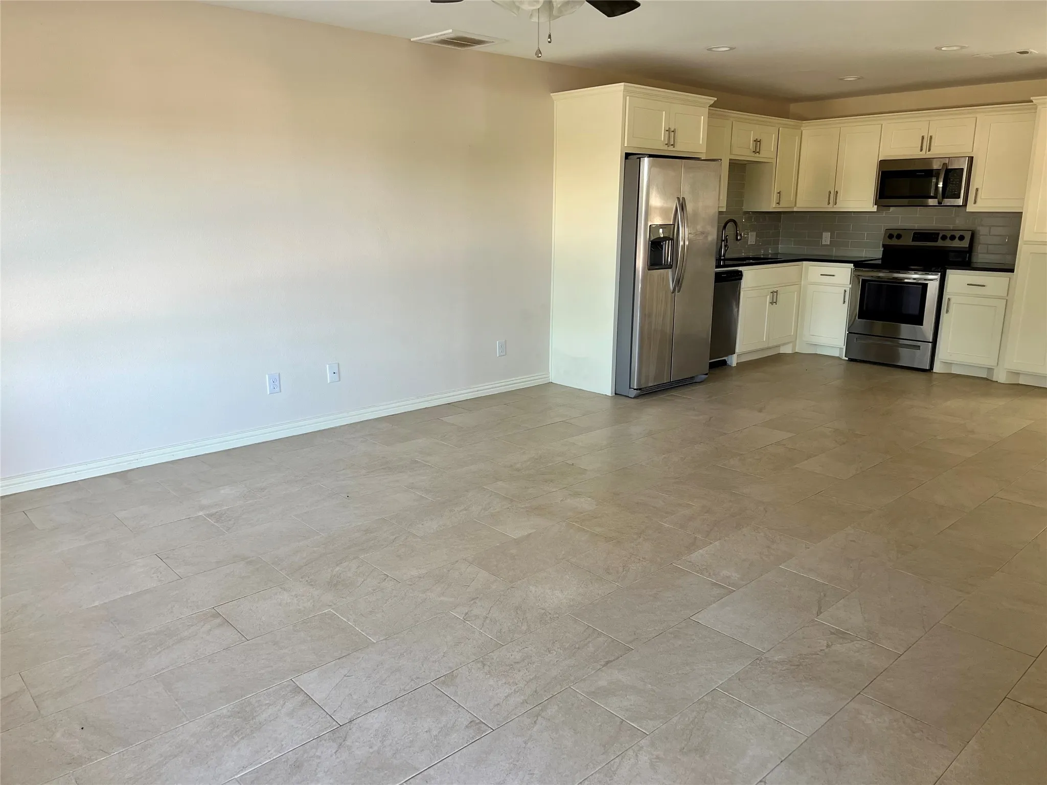 Duplex For Rent in Grayson County , 1528 N Broughton Street 1528, Sherman, Texas 75090, 3 Bedroom, 3 Bathroom, 1 Garage spaces, 1,375 Sqft, built in 2019, mls#21408128, Real Estate Agent in Sherman, Homes For Rent in Grayson county, Homes For Rent in Sherman, Realtor in Sherman Texas, Real Estate Brokerage Independent Realty Texas, Luminita Cordes Realtor