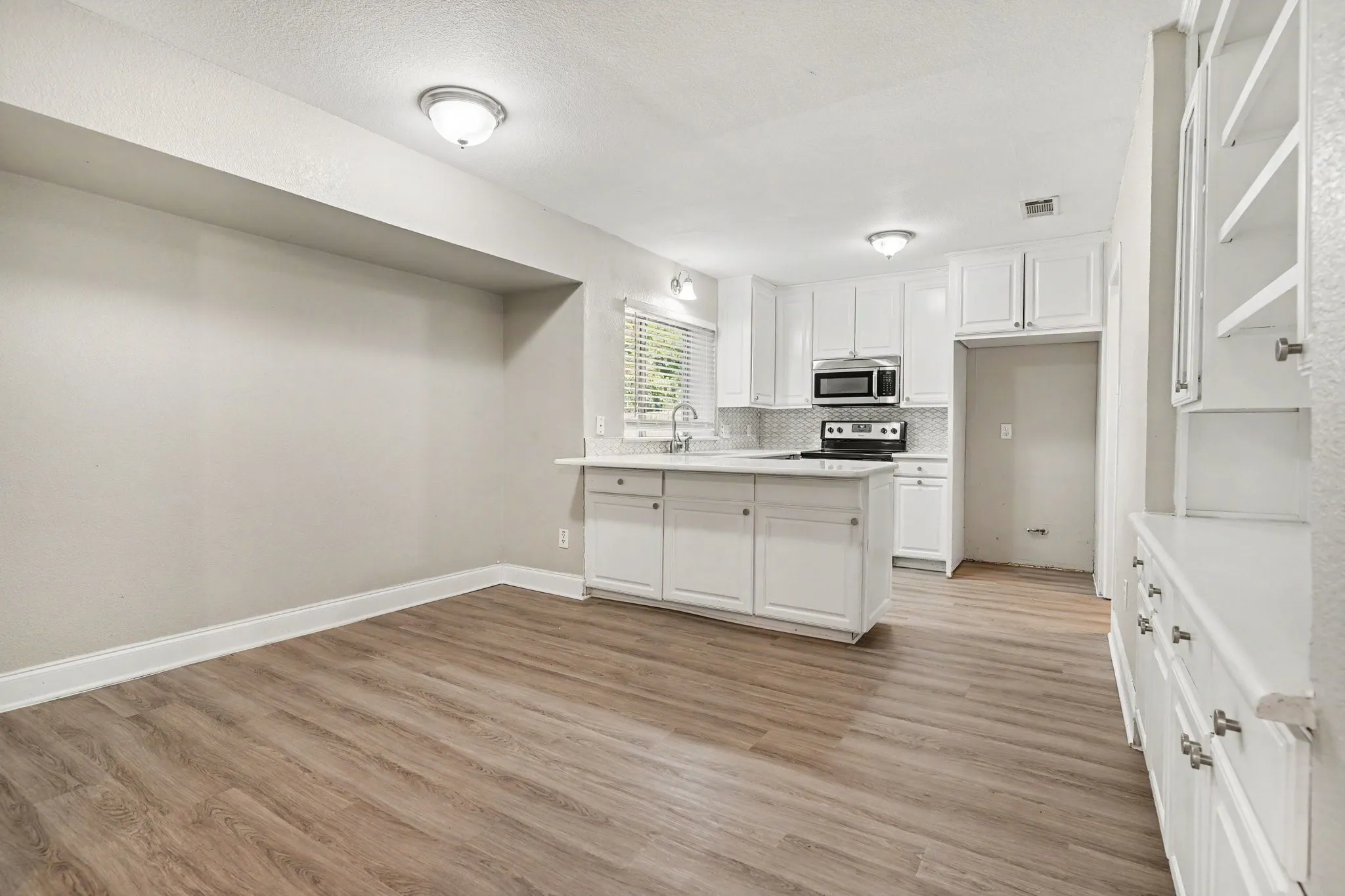 Single Family Residence For Sale in Tarrant County , 124 Sioux Street, Keller, Texas 76248, 3 Bedroom, 2 Bathroom, 2 Garage spaces, 1,905 Sqft, built in 1976, mls#21408129, Real Estate Agent in Keller, Homes For Sale in Tarrant county, Homes For Sale in Keller, Realtor in Keller Texas, Real Estate Brokerage Independent Realty Texas, Luminita Cordes Realtor