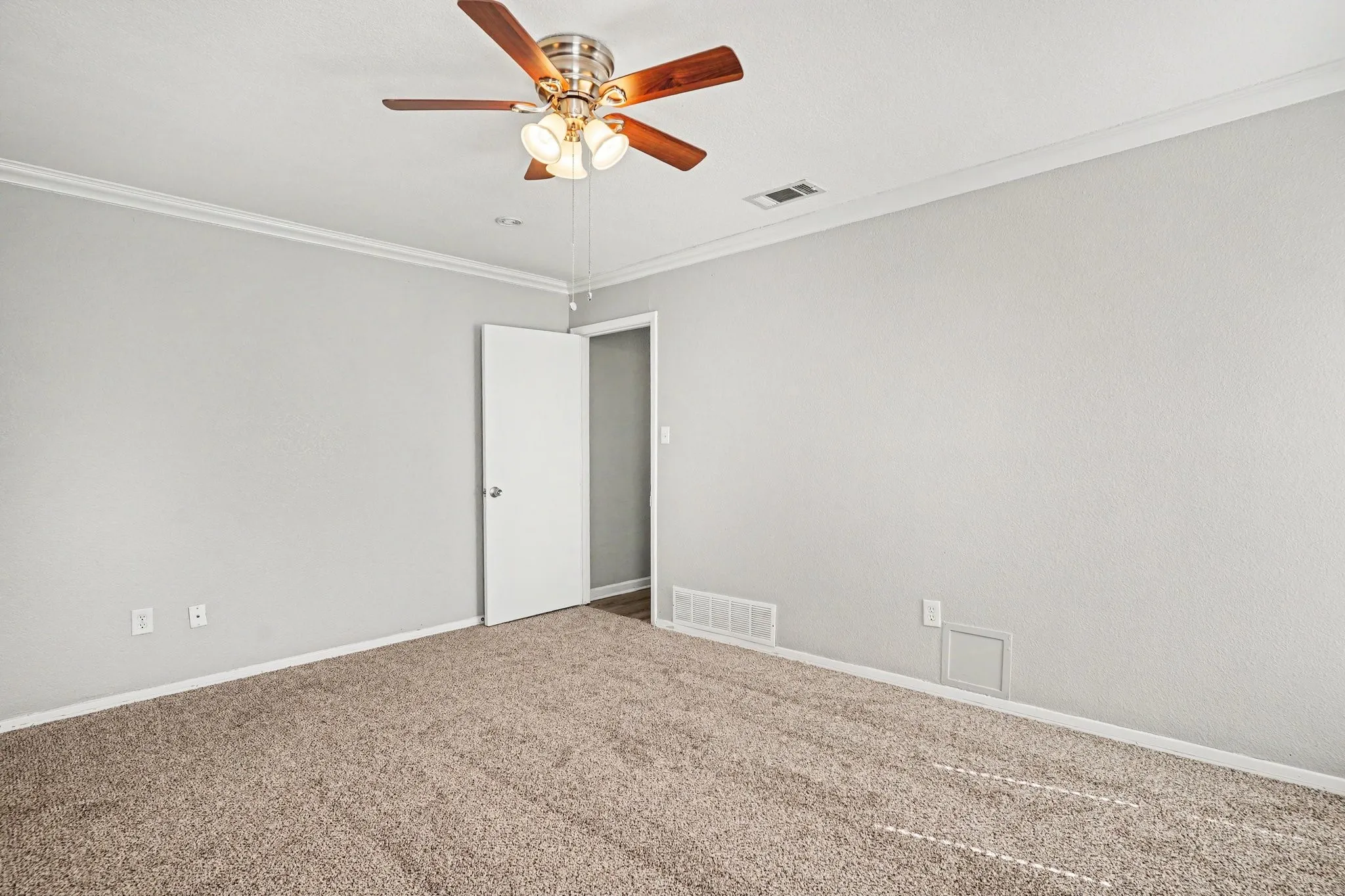 Single Family Residence For Sale in Tarrant County , 124 Sioux Street, Keller, Texas 76248, 3 Bedroom, 2 Bathroom, 2 Garage spaces, 1,905 Sqft, built in 1976, mls#21408129, Real Estate Agent in Keller, Homes For Sale in Tarrant county, Homes For Sale in Keller, Realtor in Keller Texas, Real Estate Brokerage Independent Realty Texas, Luminita Cordes Realtor