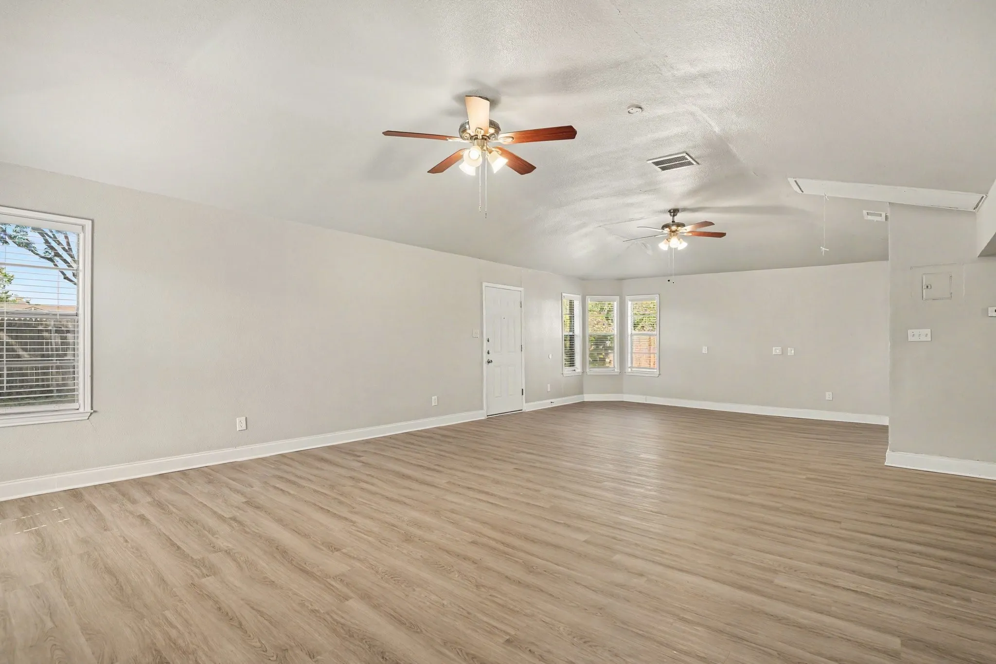 Single Family Residence For Sale in Tarrant County , 124 Sioux Street, Keller, Texas 76248, 3 Bedroom, 2 Bathroom, 2 Garage spaces, 1,905 Sqft, built in 1976, mls#21408129, Real Estate Agent in Keller, Homes For Sale in Tarrant county, Homes For Sale in Keller, Realtor in Keller Texas, Real Estate Brokerage Independent Realty Texas, Luminita Cordes Realtor