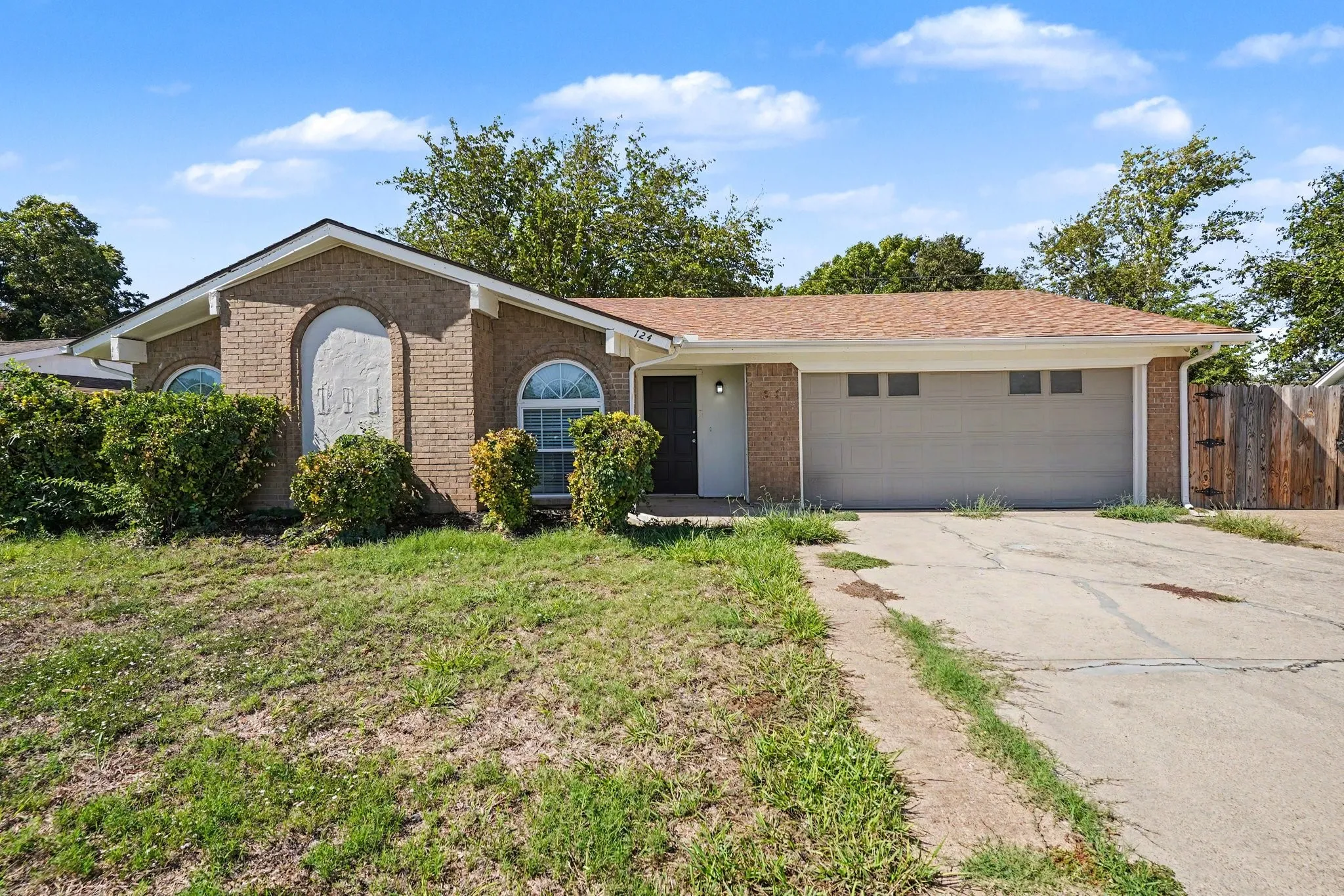 Single Family Residence For Sale in Tarrant County , 124 Sioux Street, Keller, Texas 76248, 3 Bedroom, 2 Bathroom, 2 Garage spaces, 1,905 Sqft, built in 1976, mls#21408129, Real Estate Agent in Keller, Homes For Sale in Tarrant county, Homes For Sale in Keller, Realtor in Keller Texas, Real Estate Brokerage Independent Realty Texas, Luminita Cordes Realtor