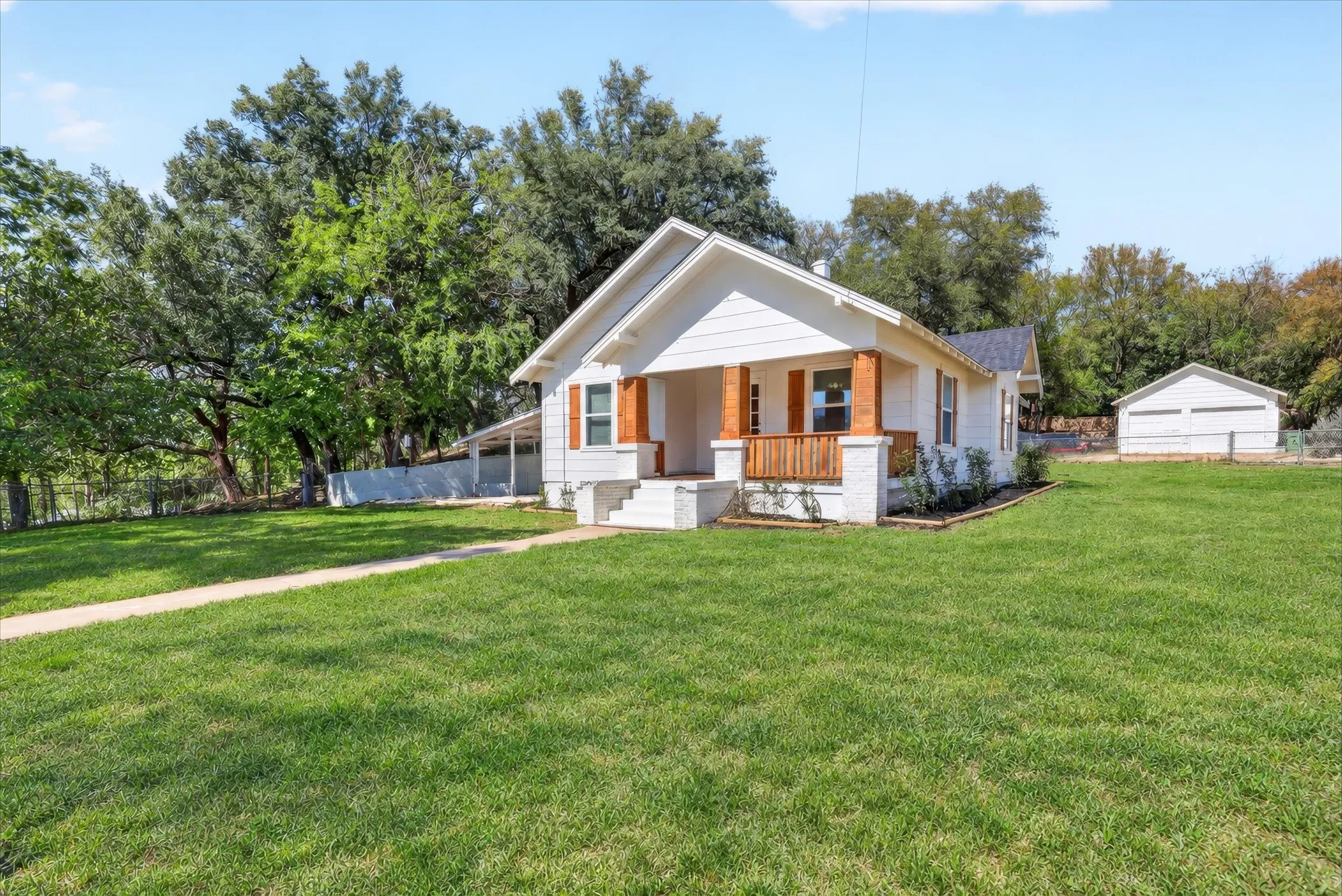 Single Family Residence For Sale in Parker County , 71 Crown Road, Willow Park, Texas 76087, 3 Bedroom, 2 Bathroom, 2 Garage spaces, 1,534 Sqft, built in 1930, mls#21408037, Real Estate Agent in Willow Park, Homes For Sale in Parker county, Homes For Sale in Willow Park, Realtor in Willow Park Texas, Real Estate Brokerage Independent Realty Texas, Luminita Cordes Realtor